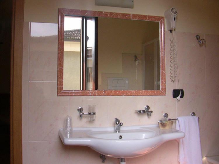 Standard Double Room - Photo 4