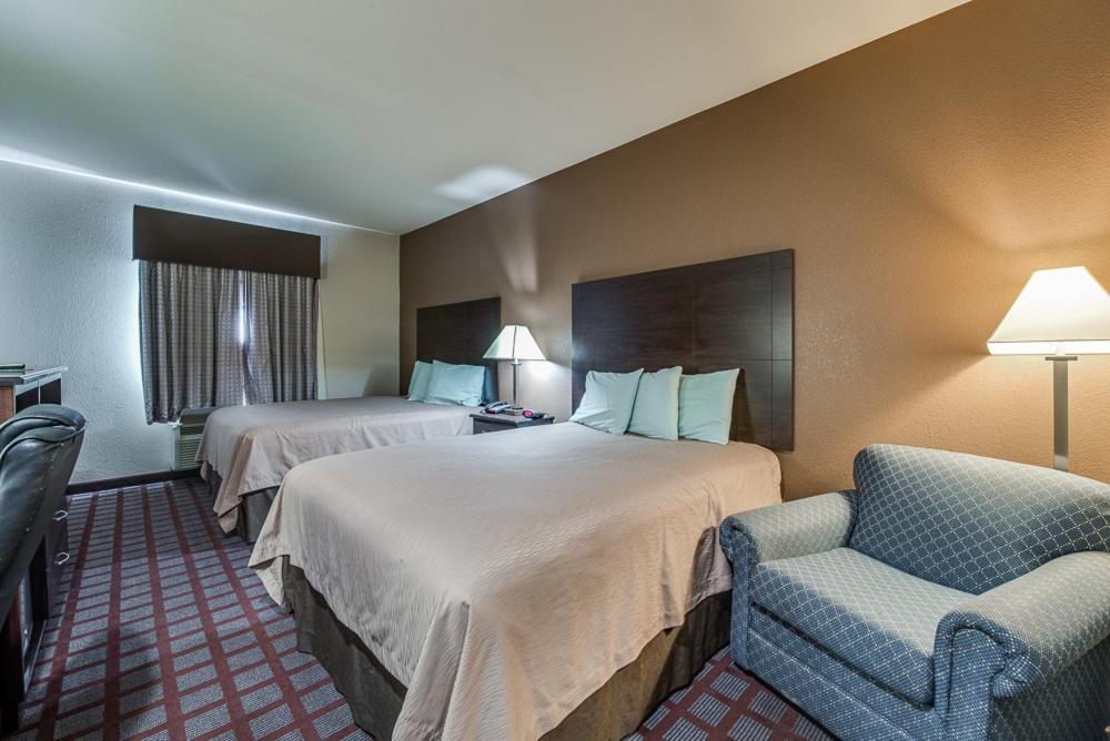Queen Room with Two Queen Beds photo 1