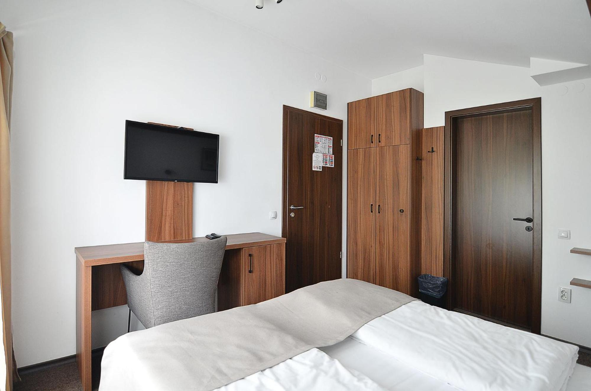 Double Room with Balcony - Photo 4