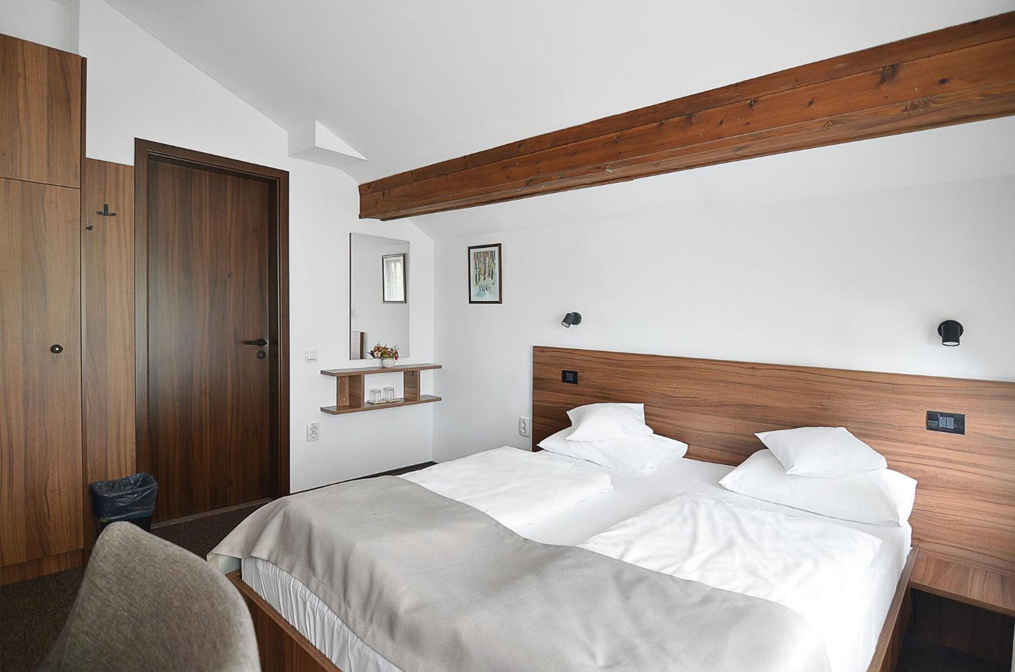 Double Room with Balcony - Photo 6