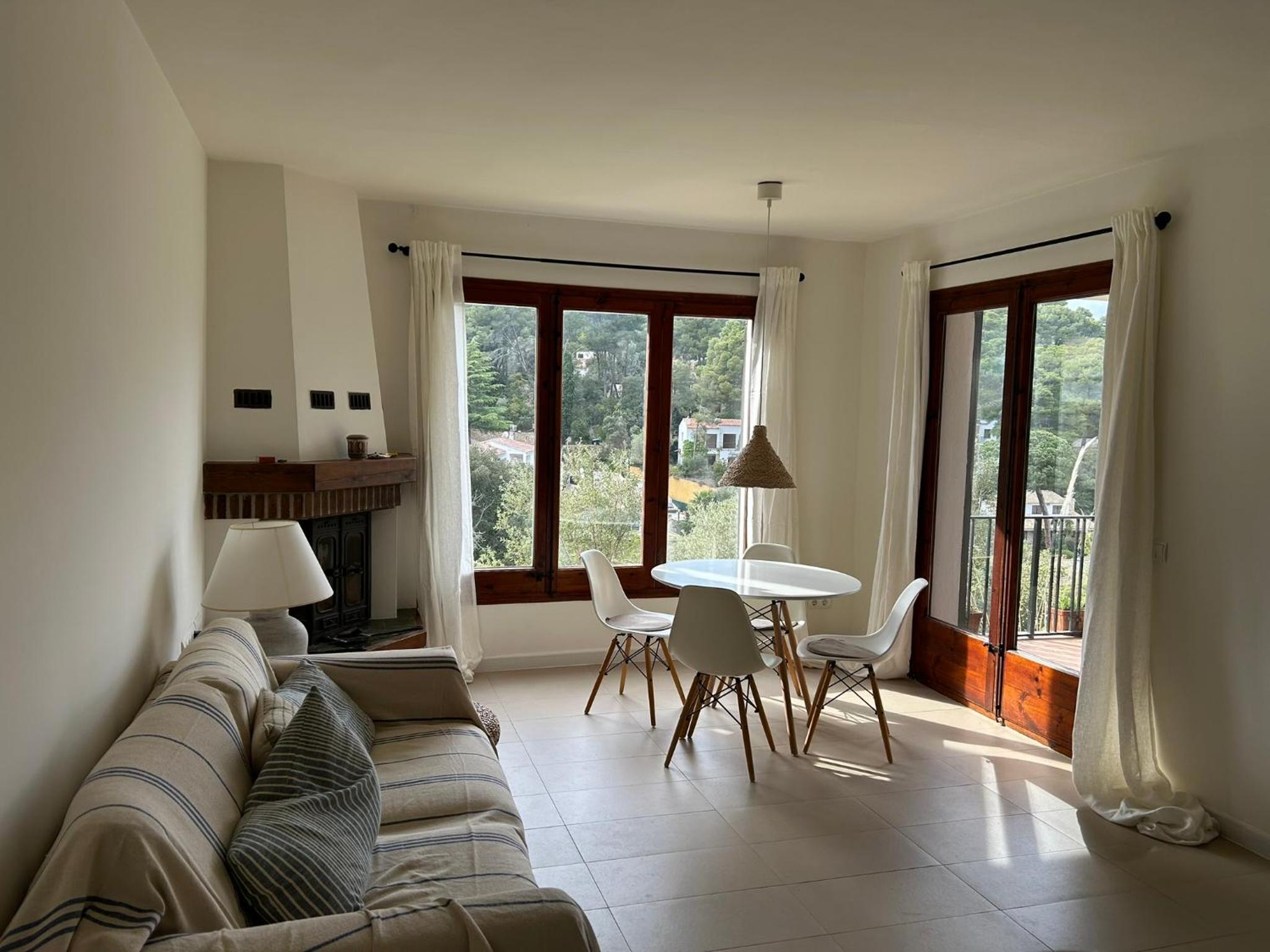Apartamento de dos habitaciones con terraza y vista al mar