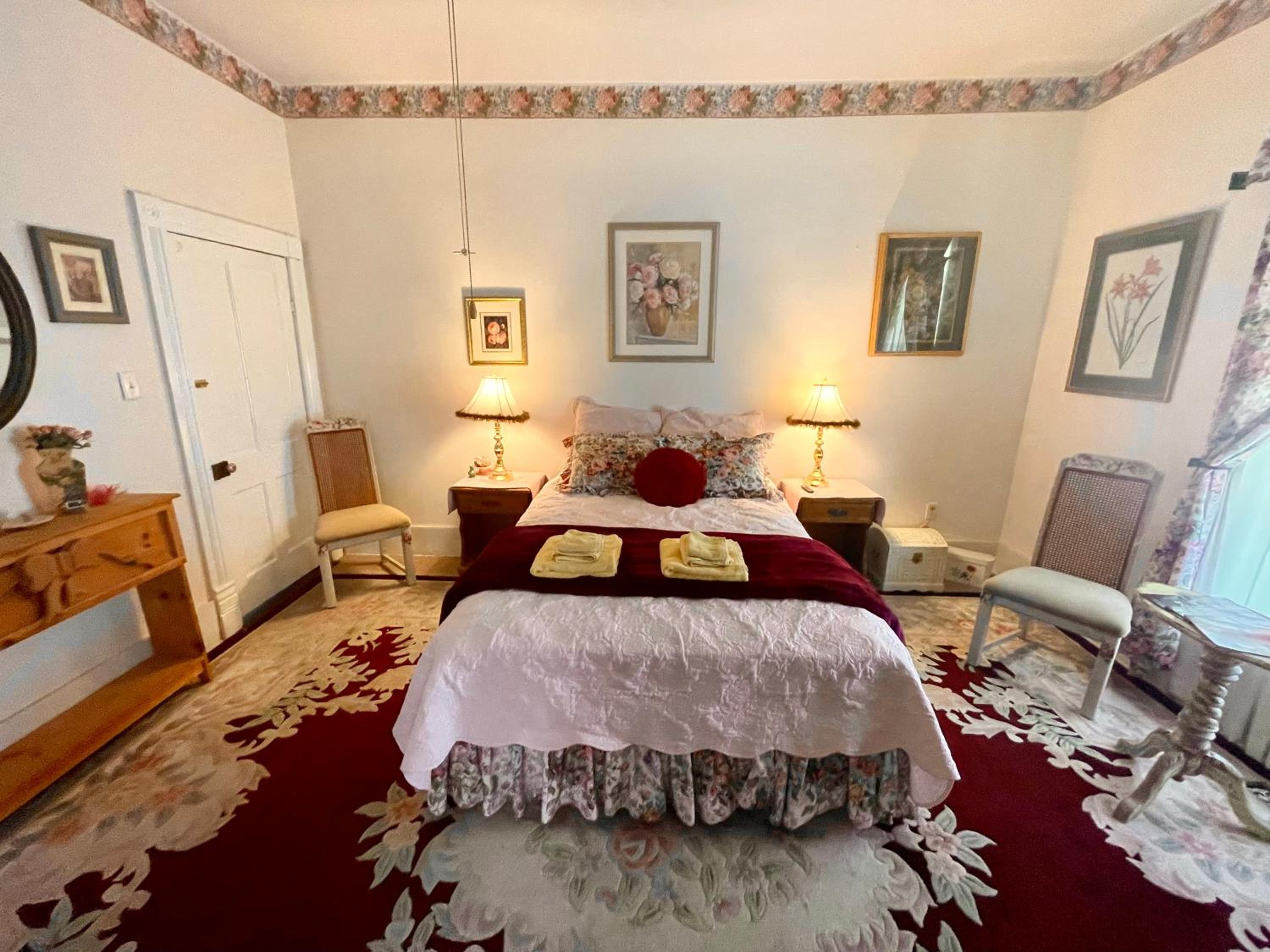 Deluxe Queen Suite photo 2