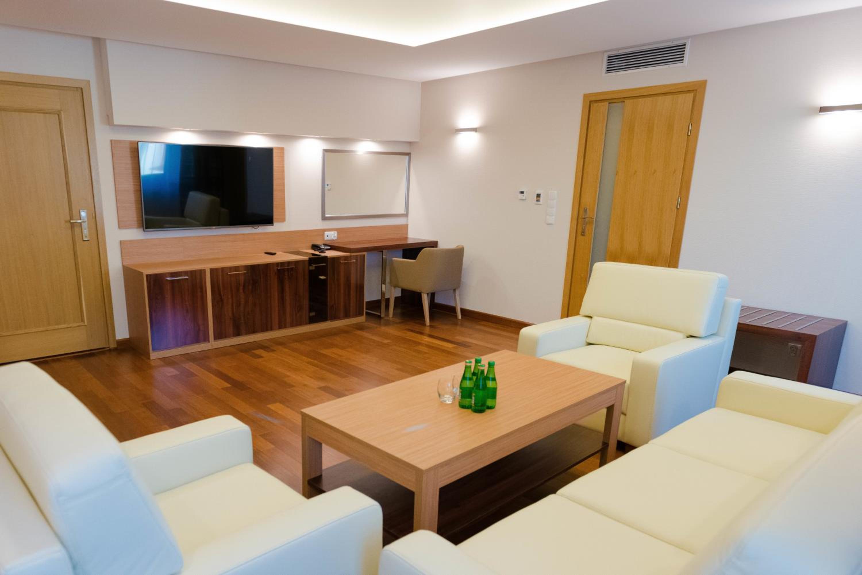 Standard Suite - Photo 3