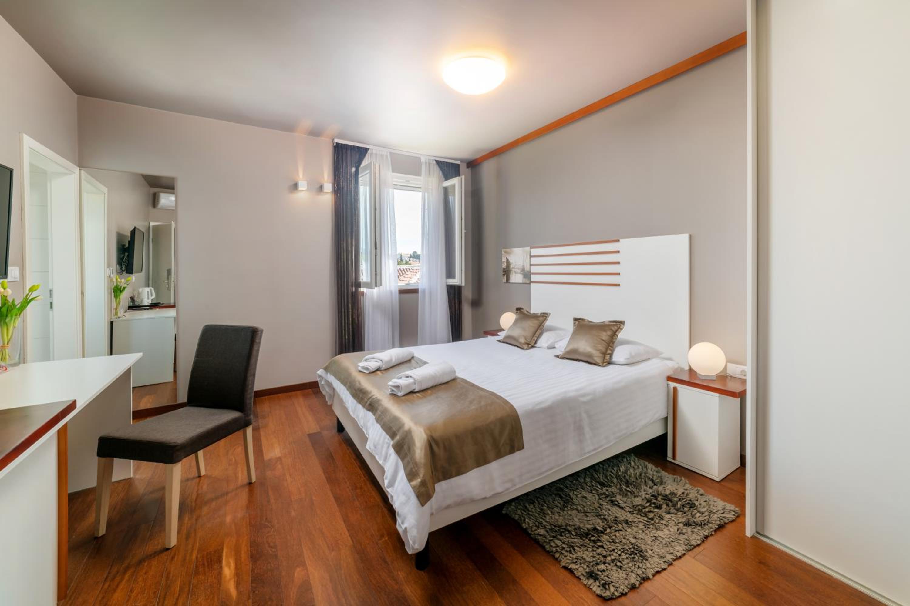 Deluxe Queen Room