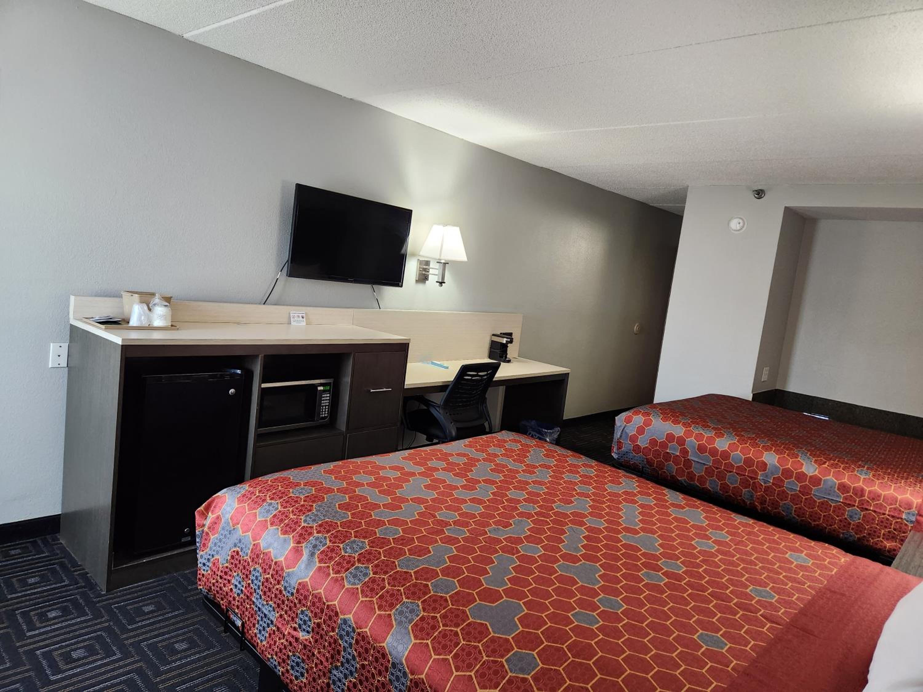 Queen Room with Two Queen Beds - Disability Access/Non-Smoking - Photo 2