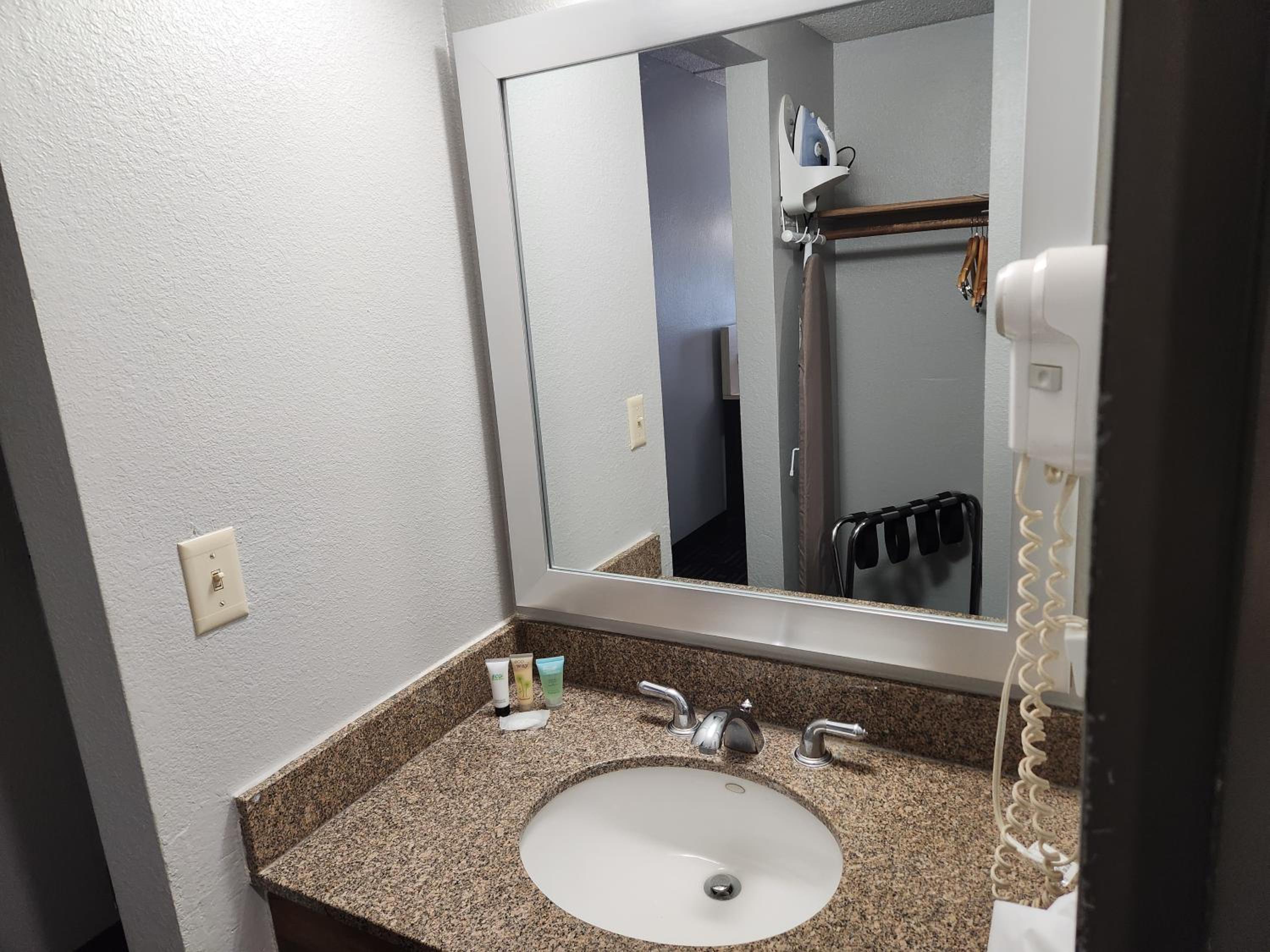 King Room - Non-Smoking - Photo 5