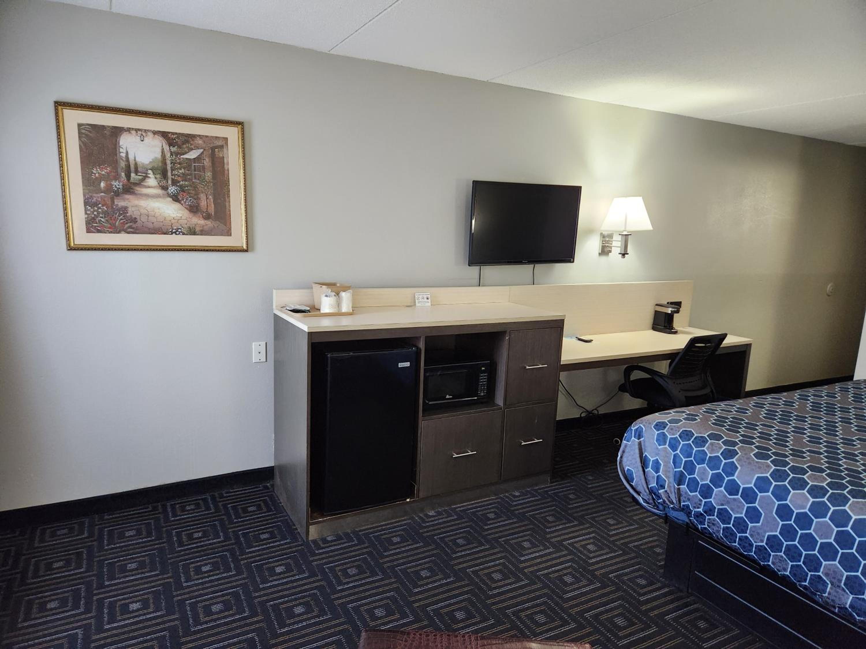 King Room - Non-Smoking - Photo 3