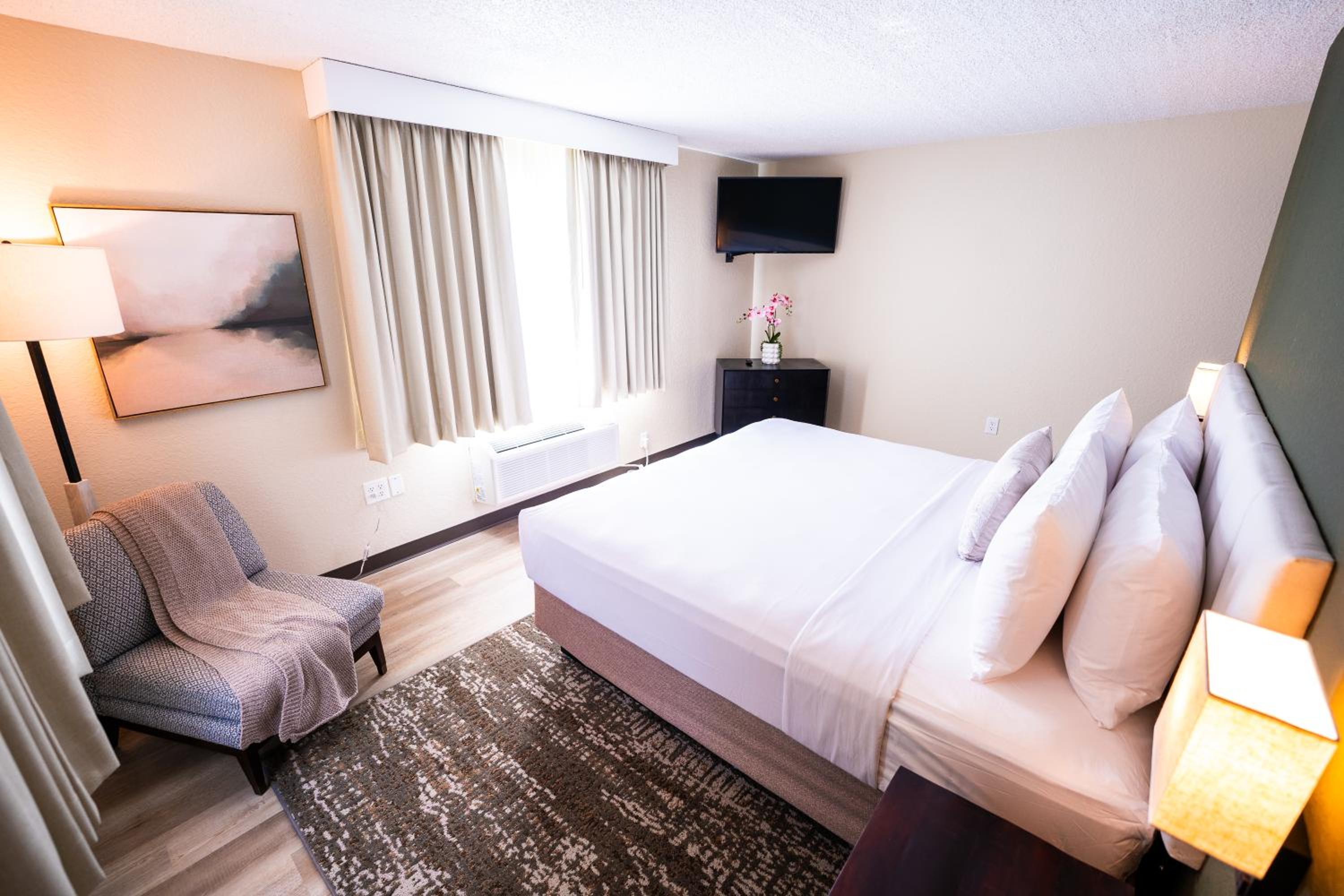 King Suite with Pool View - Non-Smoking