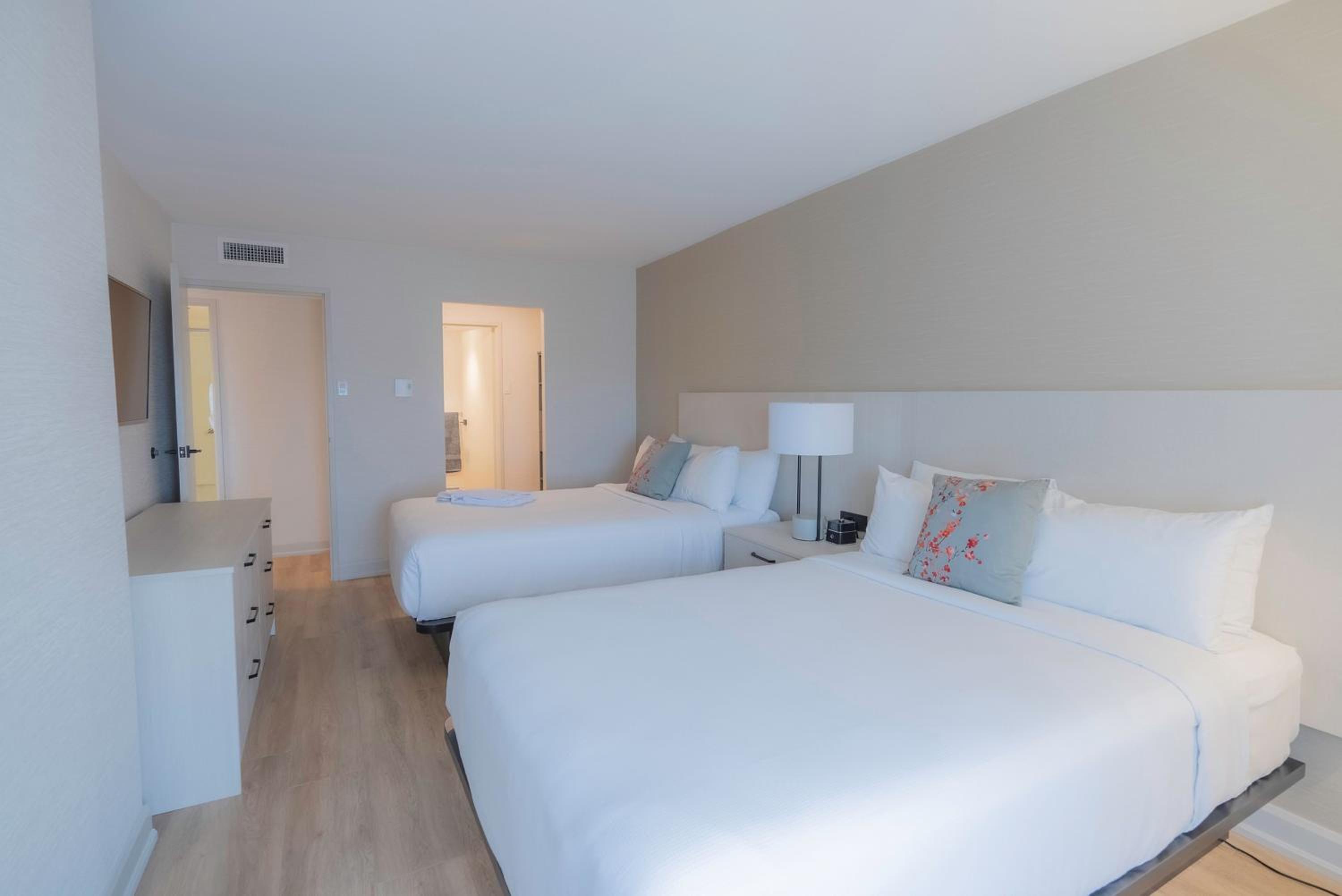 Modern Family Two Bedroom Suite - Photo 10