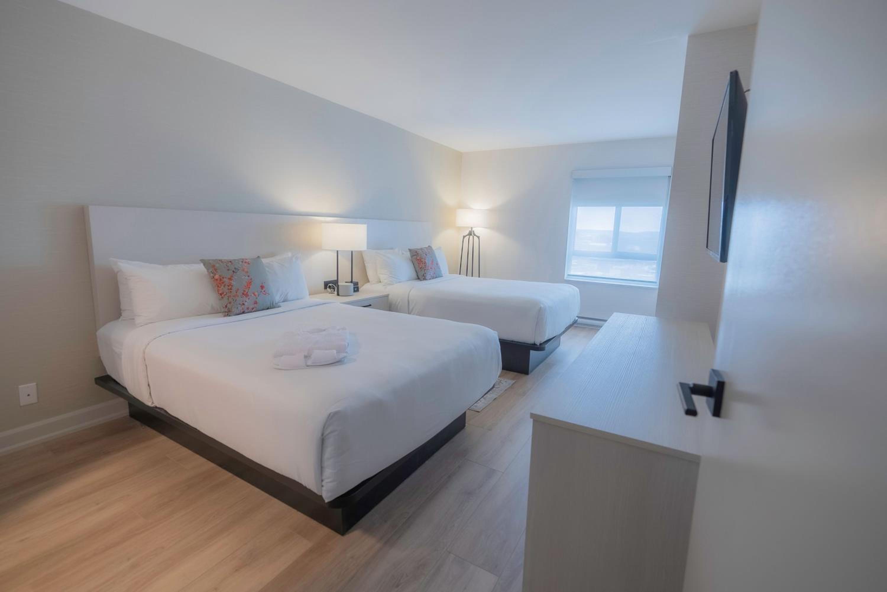 Modern Family Two Bedroom Suite - Photo 8