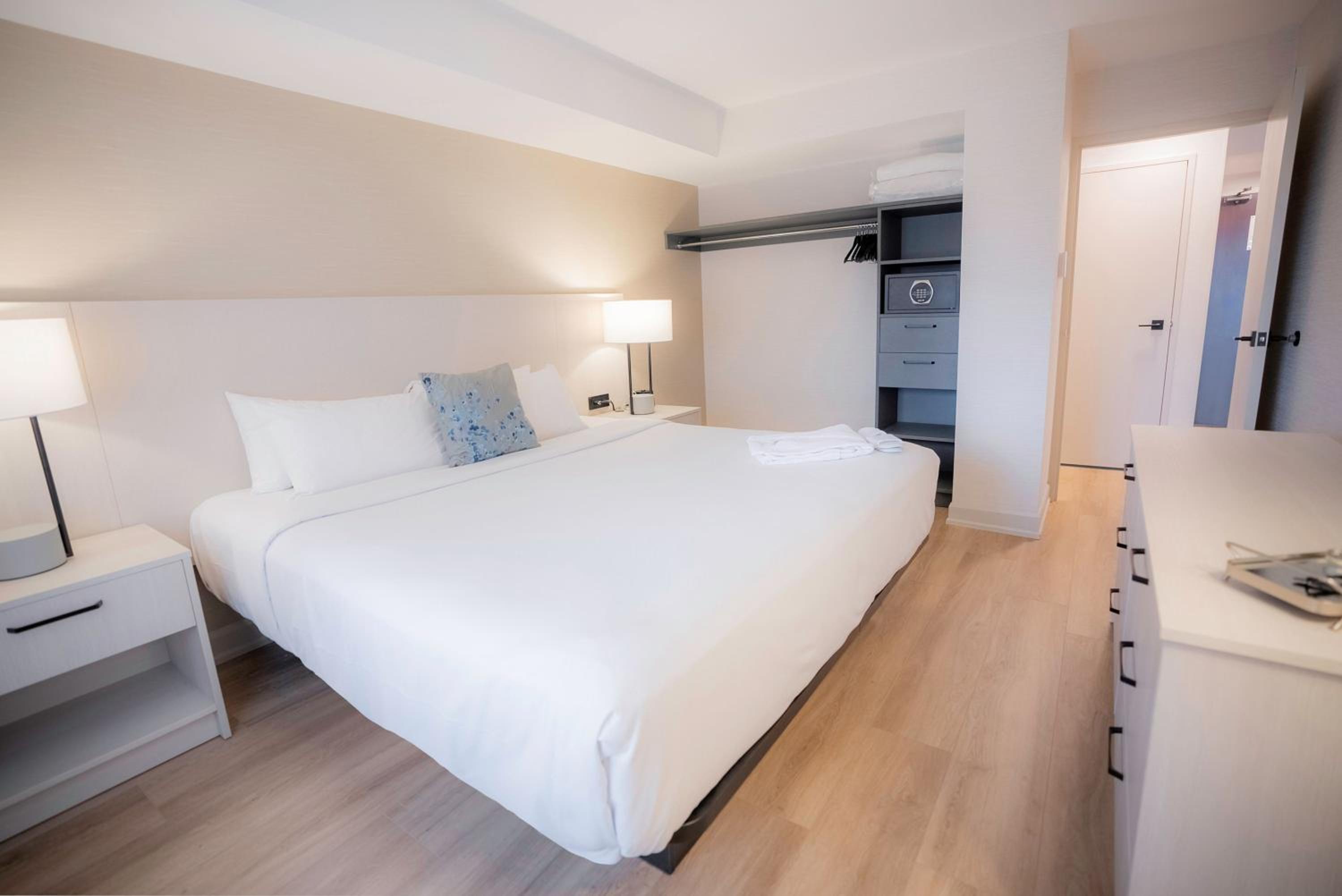 Modern One Bedroom Suite thumbnail 6