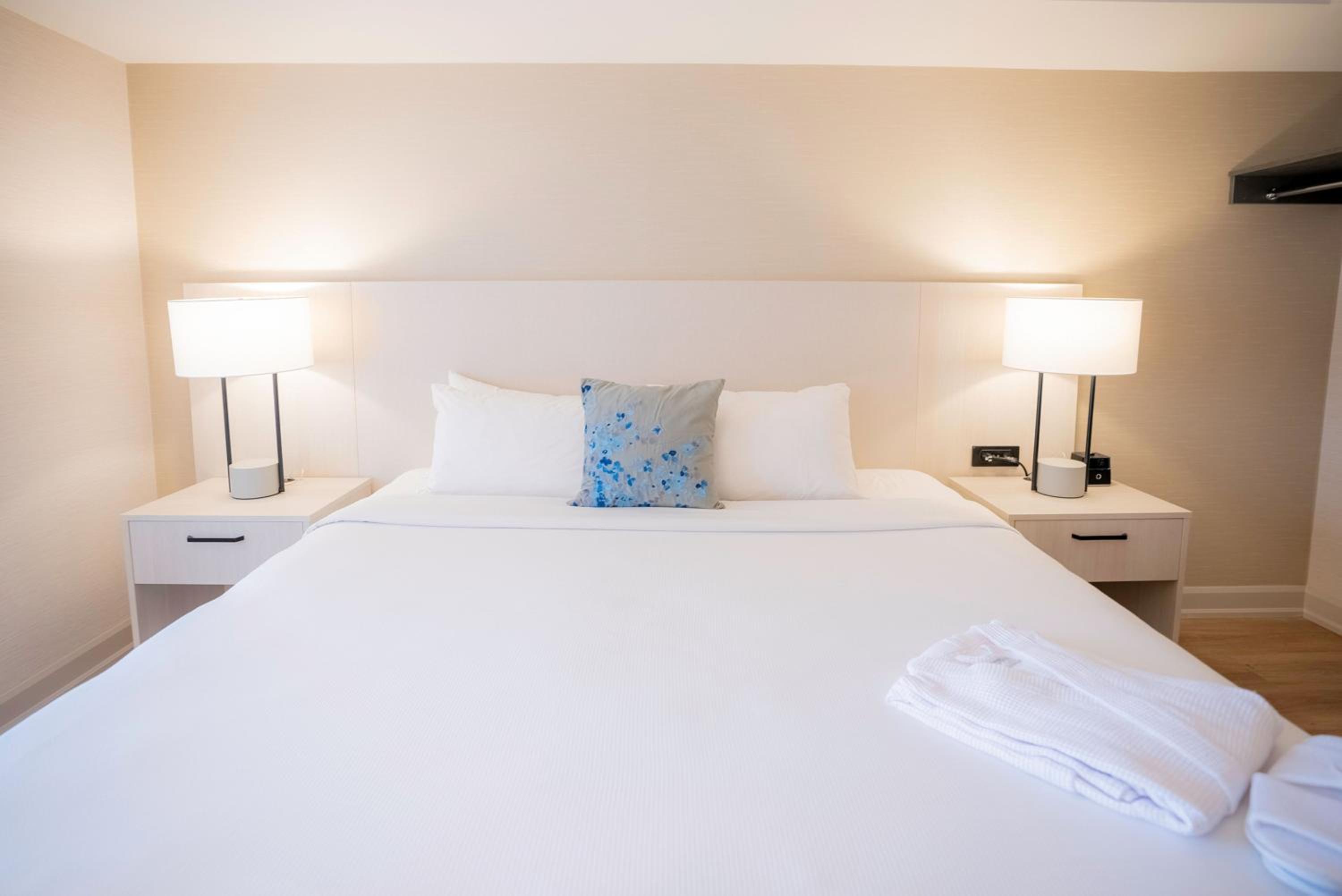 Modern One Bedroom Suite thumbnail 5