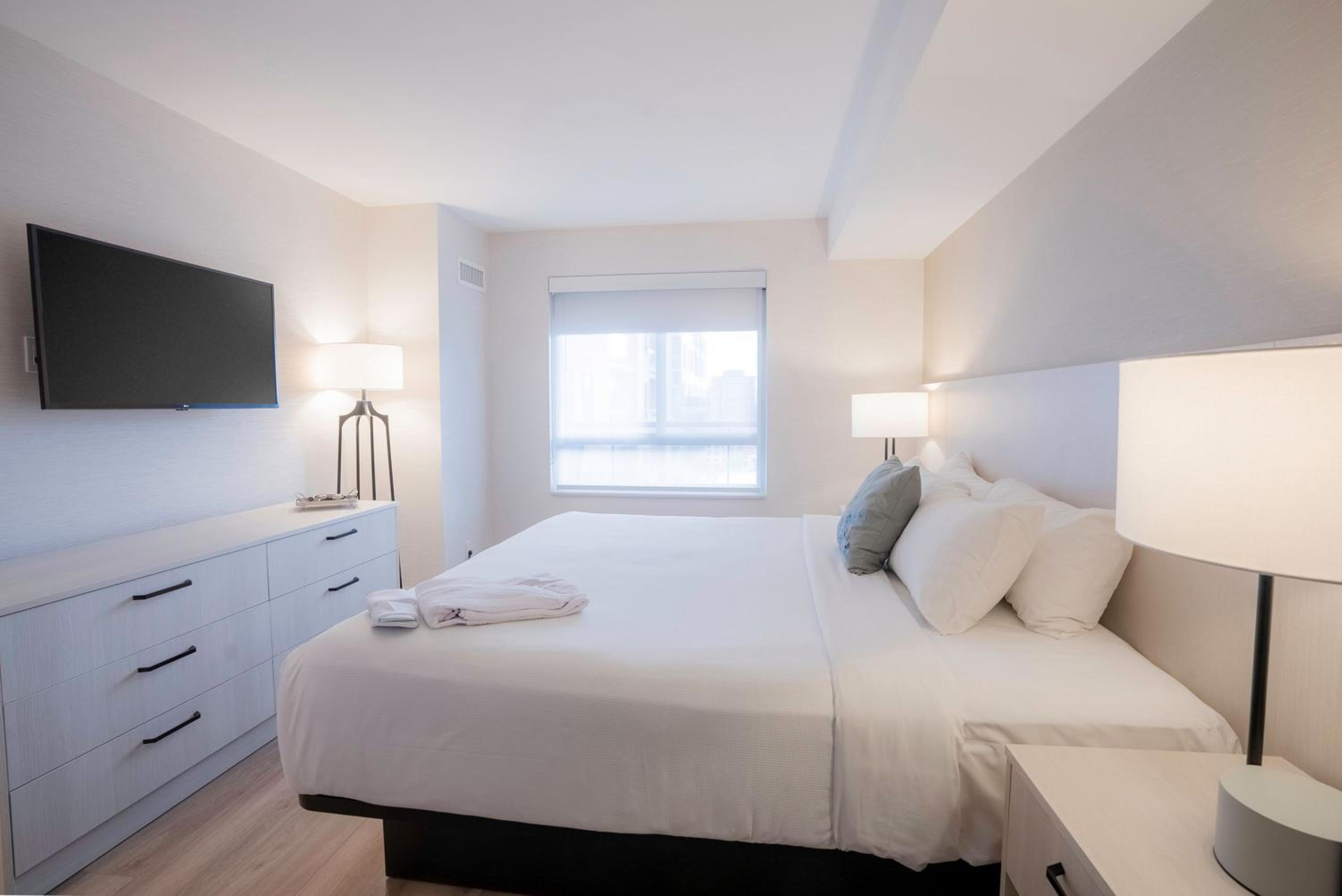 Modern Family Two Bedroom Suite thumbnail 6