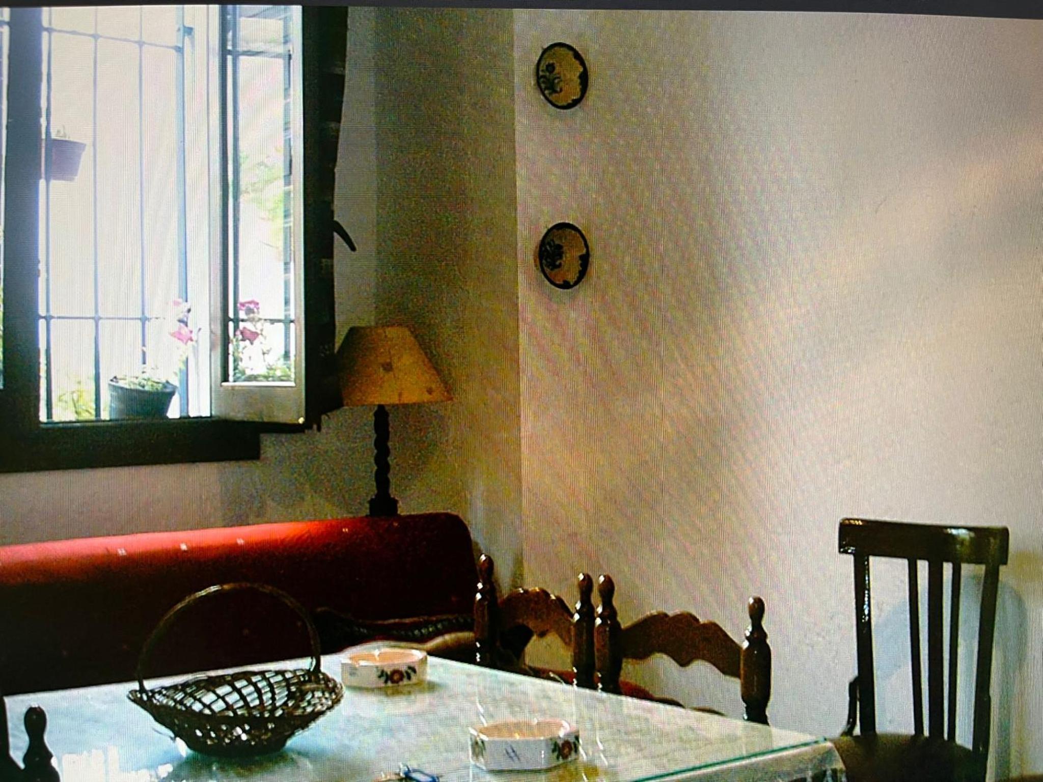 Six-Bedroom House photo 3