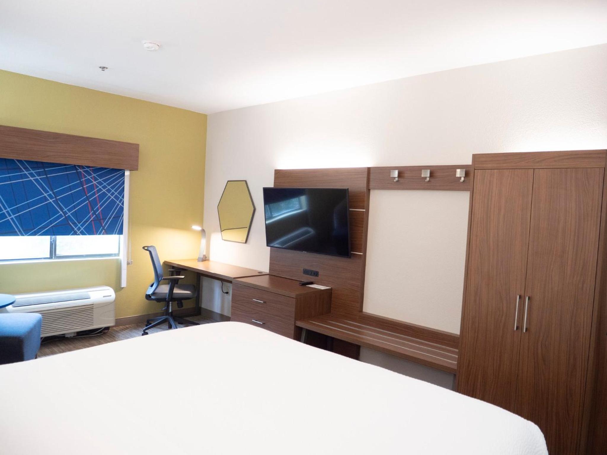 Standard King Room - Photo 4