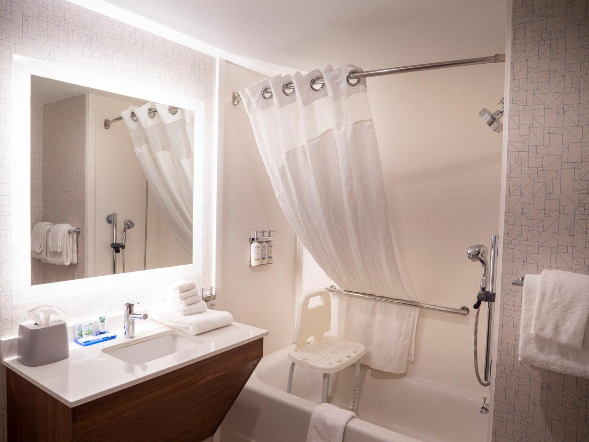 Standard King Room with Mobility Accessible Tub - Photo 8