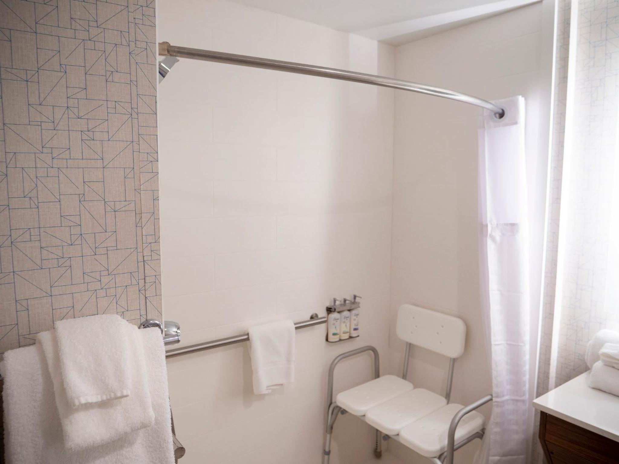 King Room - Mobility Access/Roll in Shower - Non-Smoking - Photo 3