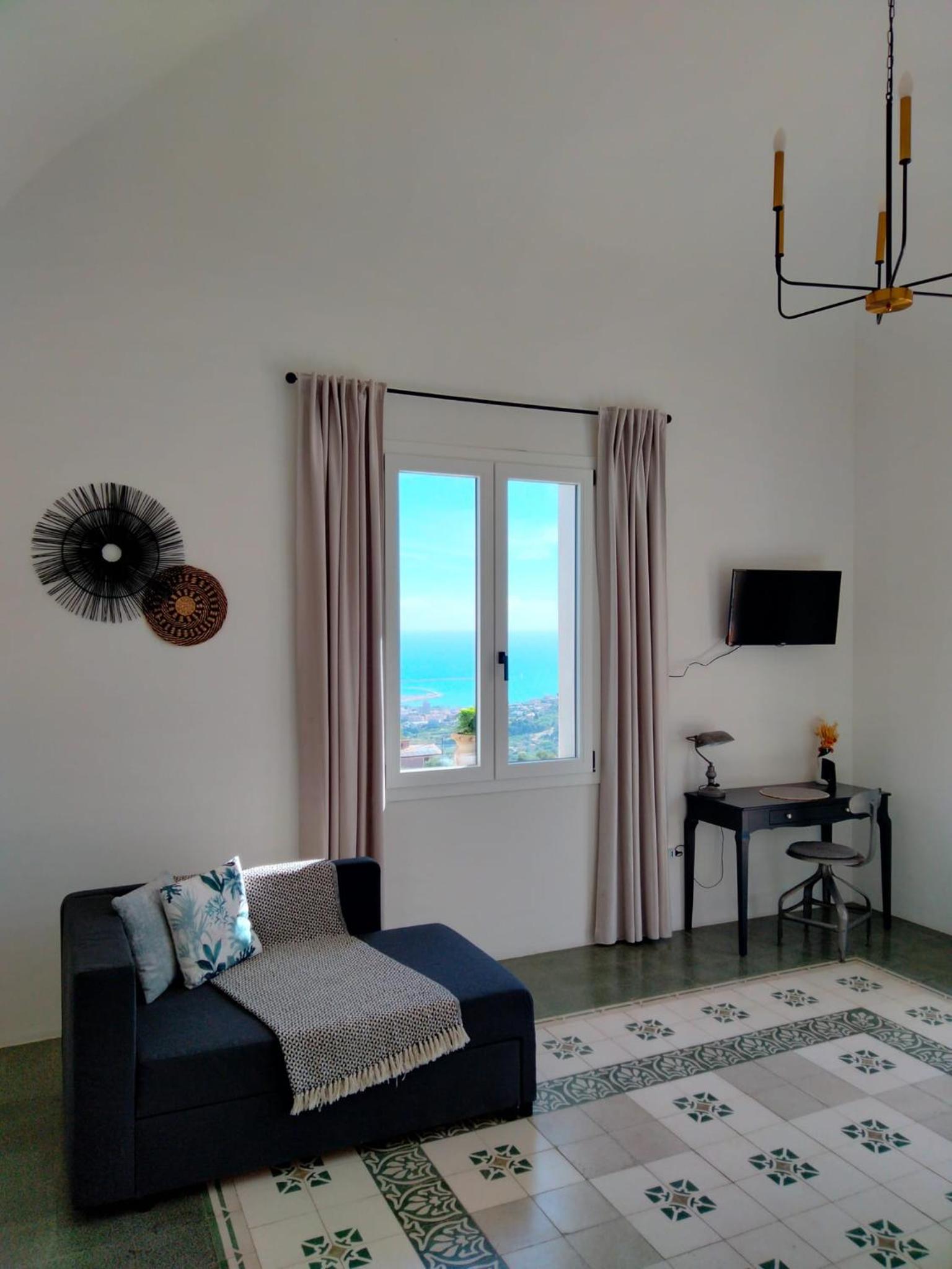 Deluxe Double Room with Balcony and Sea View photo 2