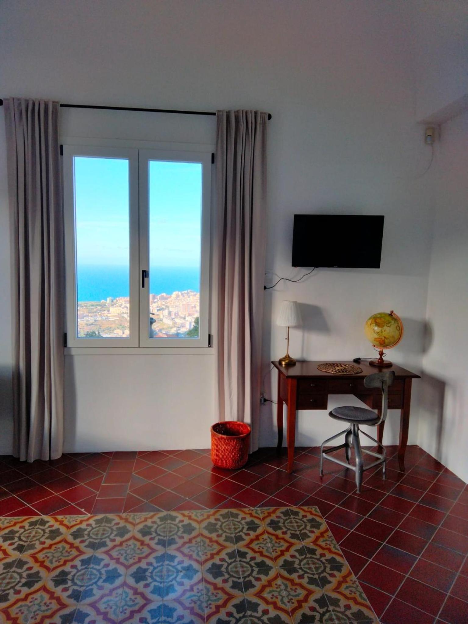 Deluxe Double Room with Balcony and Sea View photo 3