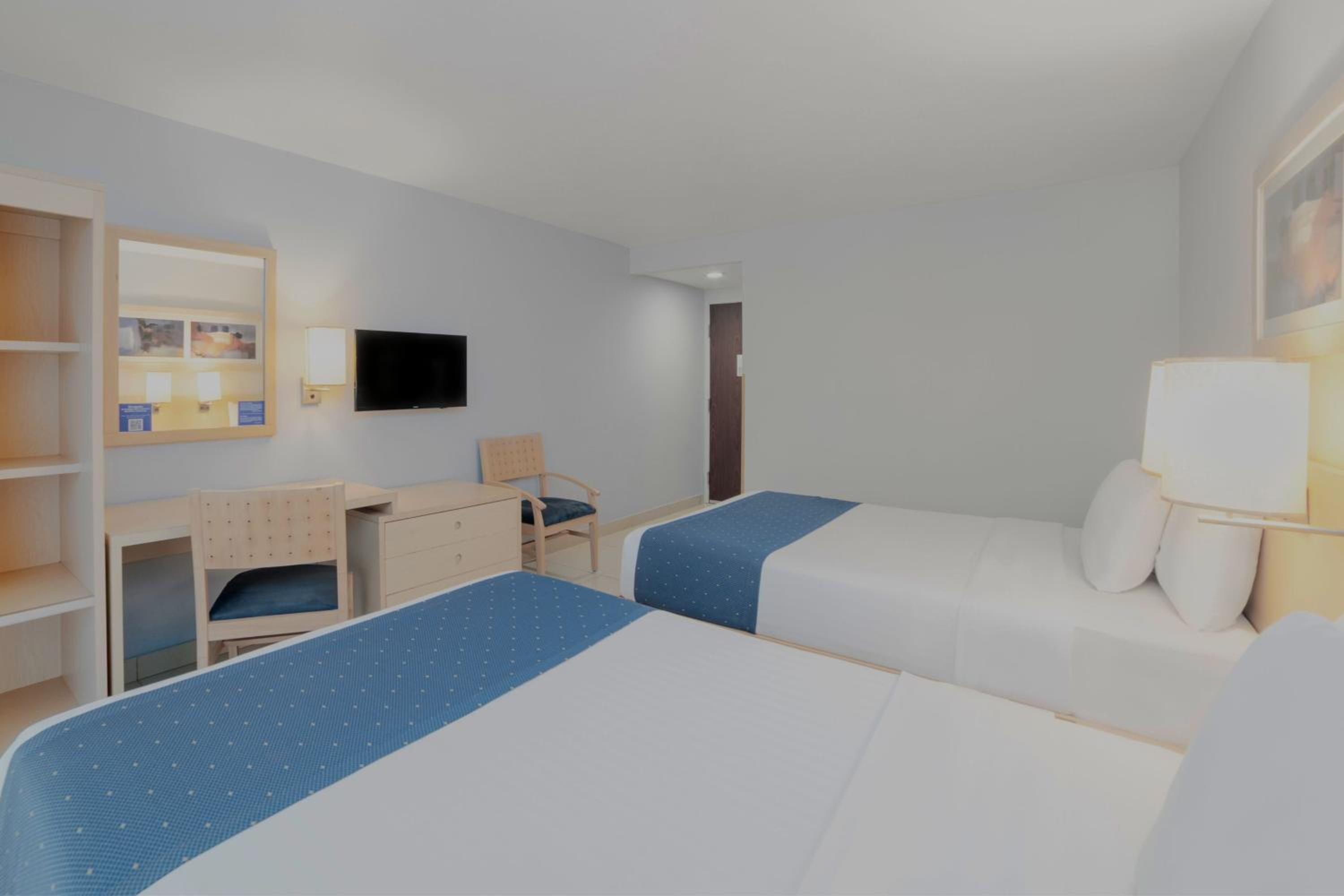 Double Room with Two Double Beds - Photo 7