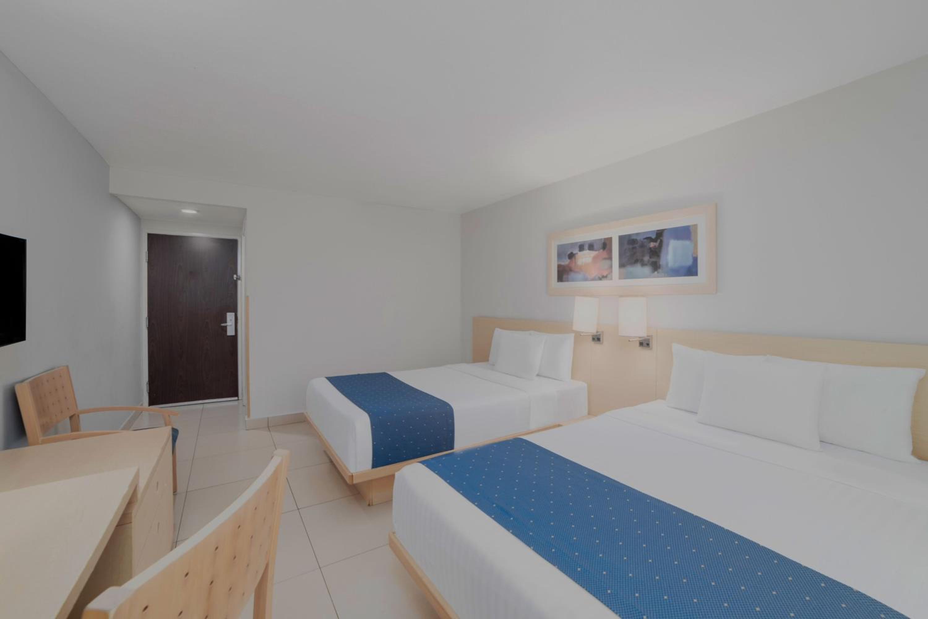 Double Room with Two Double Beds - Photo 3