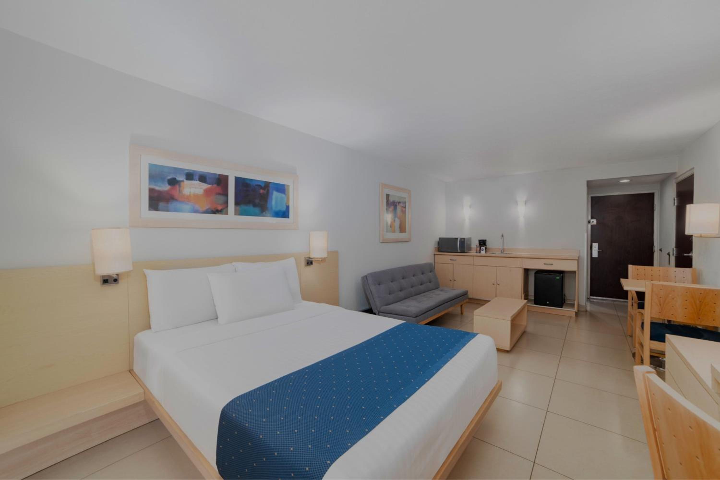 Queen Suite with Sofa Bed - Photo 4