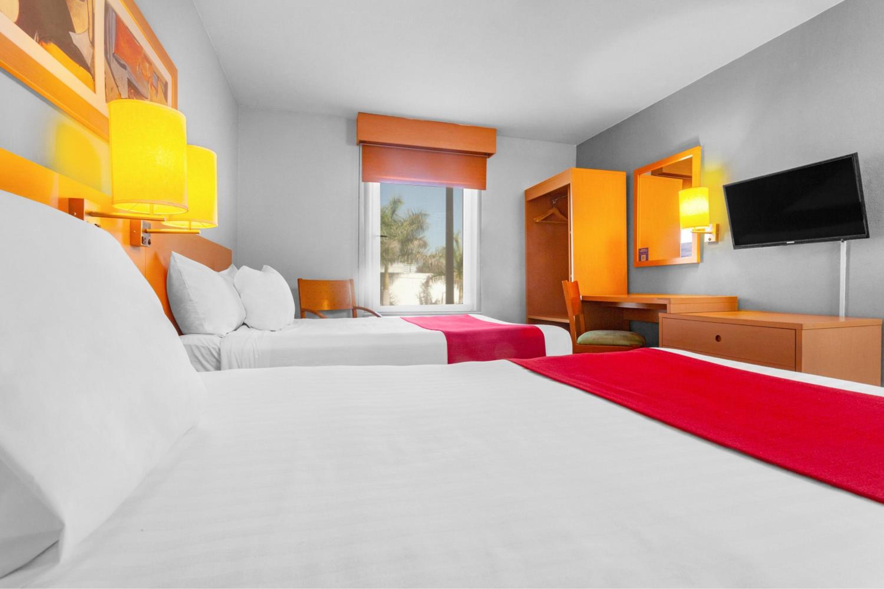 Double Room with Two Double Beds - Photo 12
