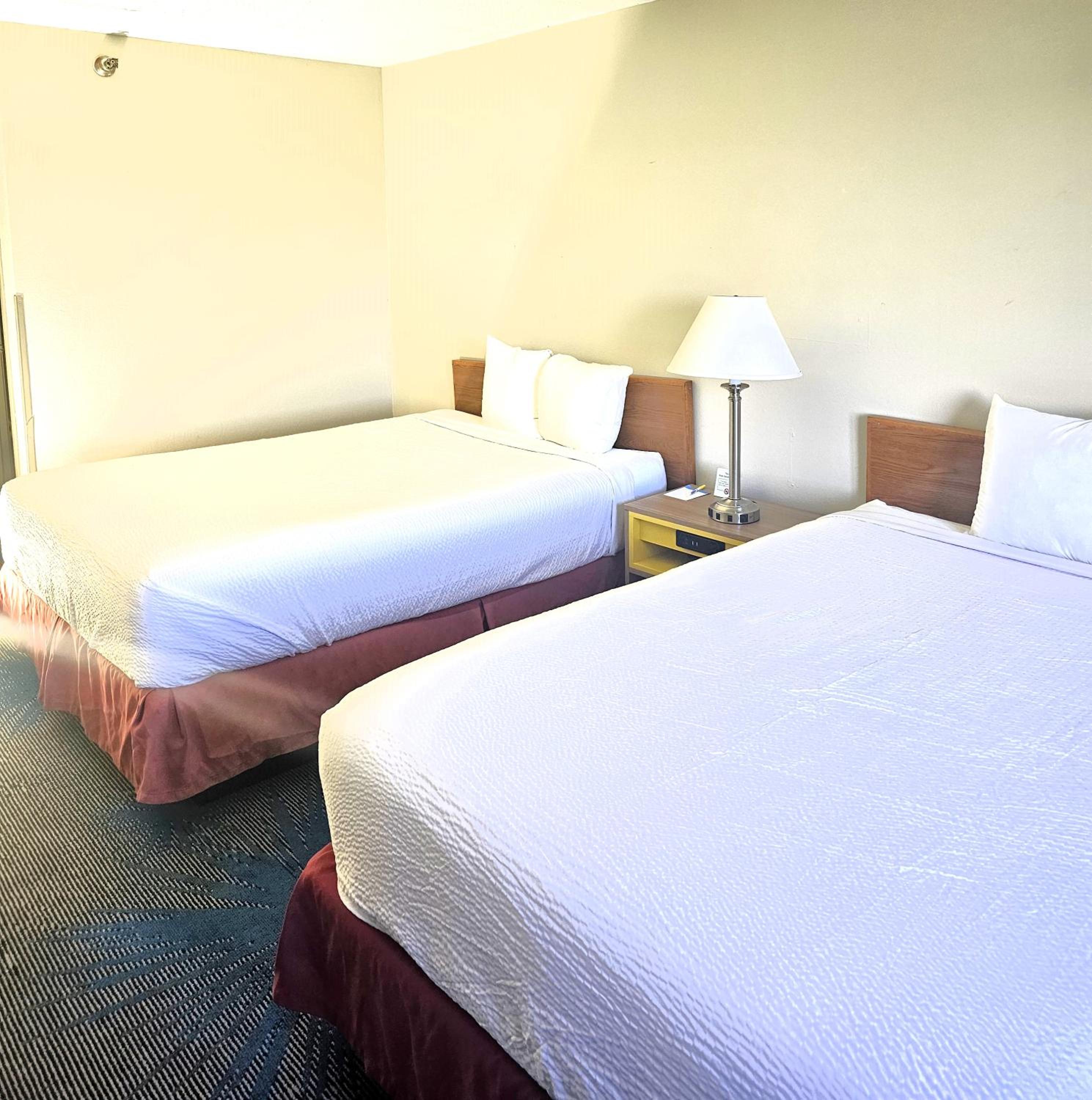 Queen Room with Two Queen Beds - Non-Smoking photo 2