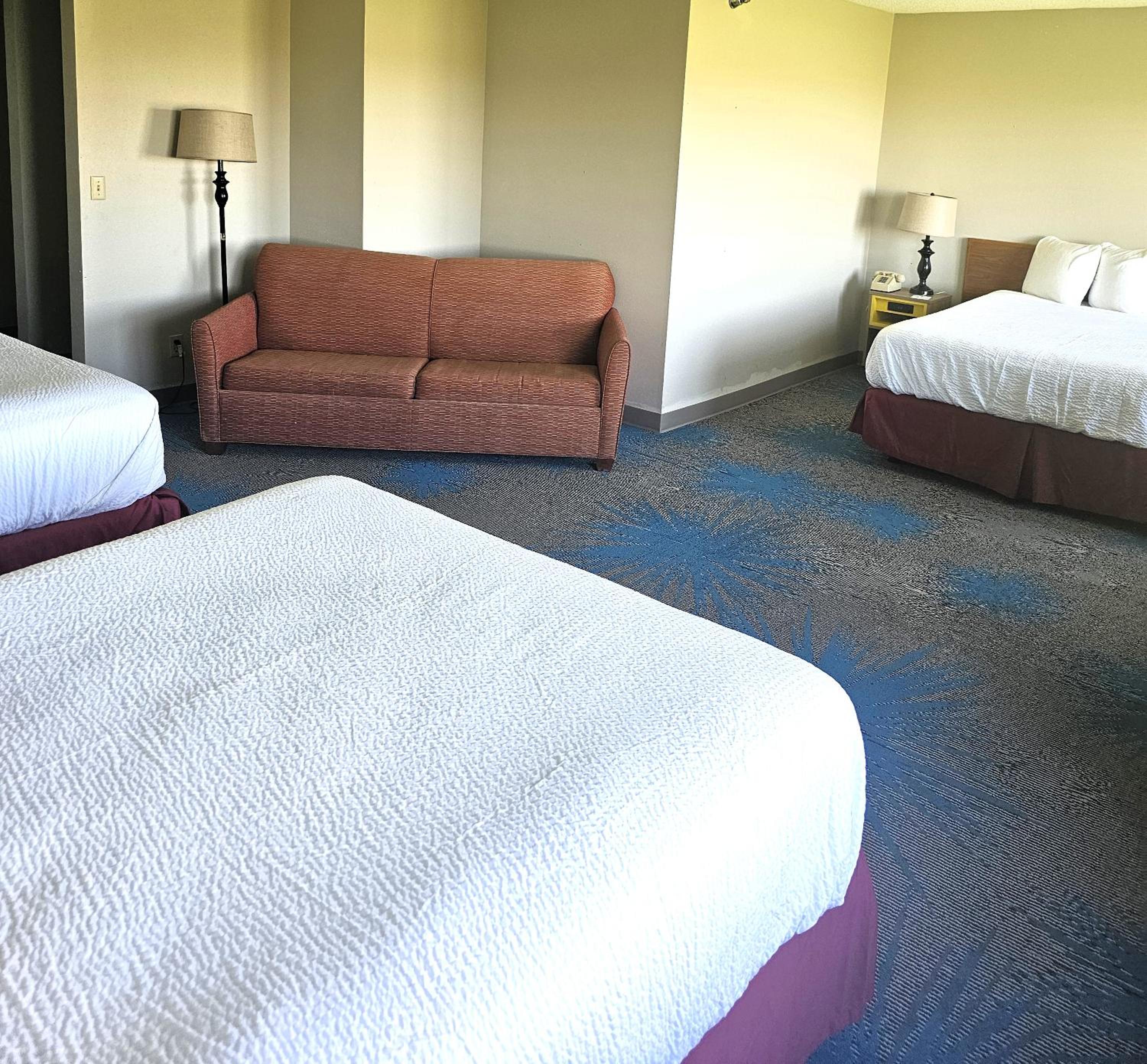 Suite with Three Queen Beds - Non-Smoking photo 2