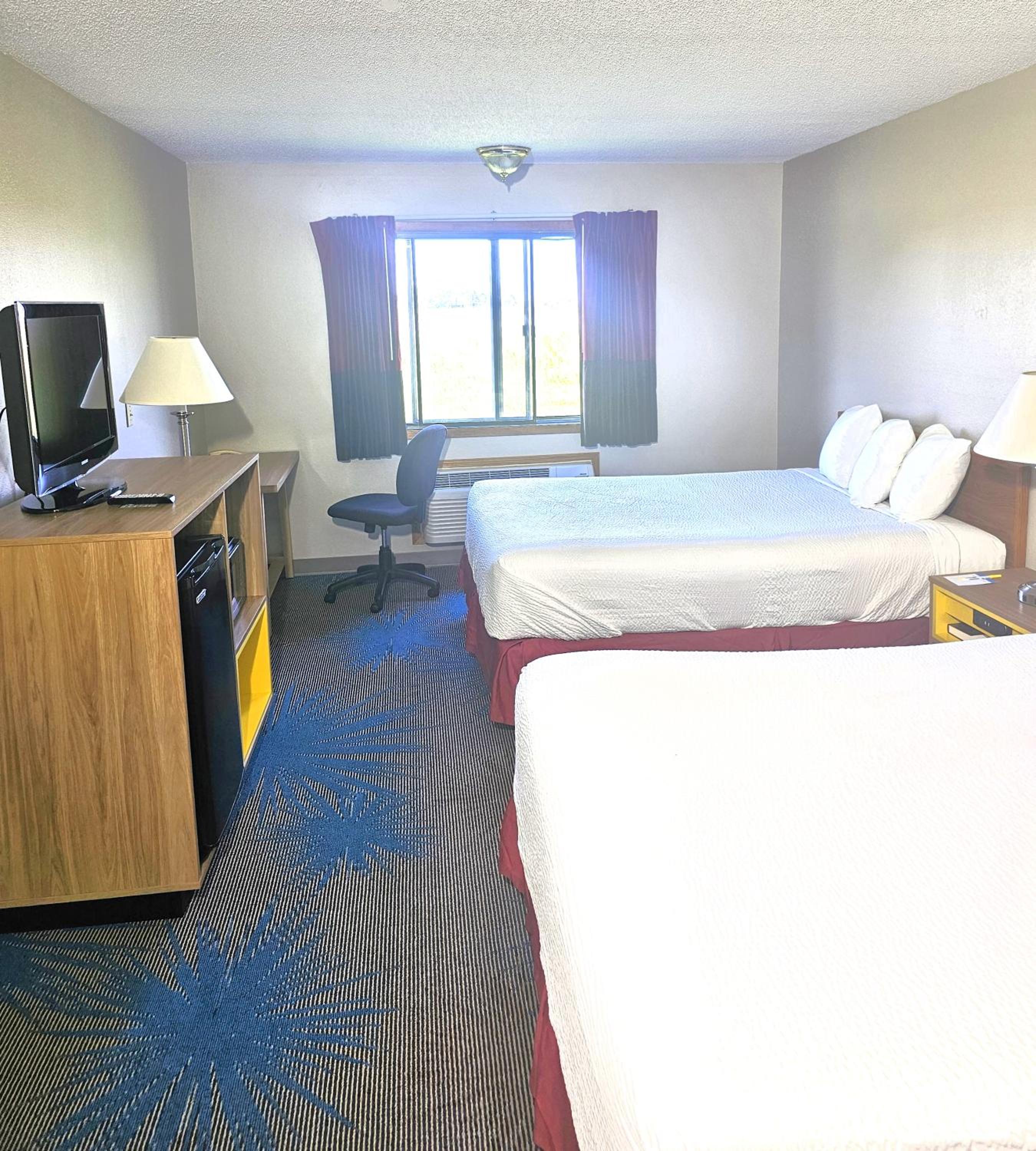 Queen Room with Two Queen Beds - Non-Smoking photo 3