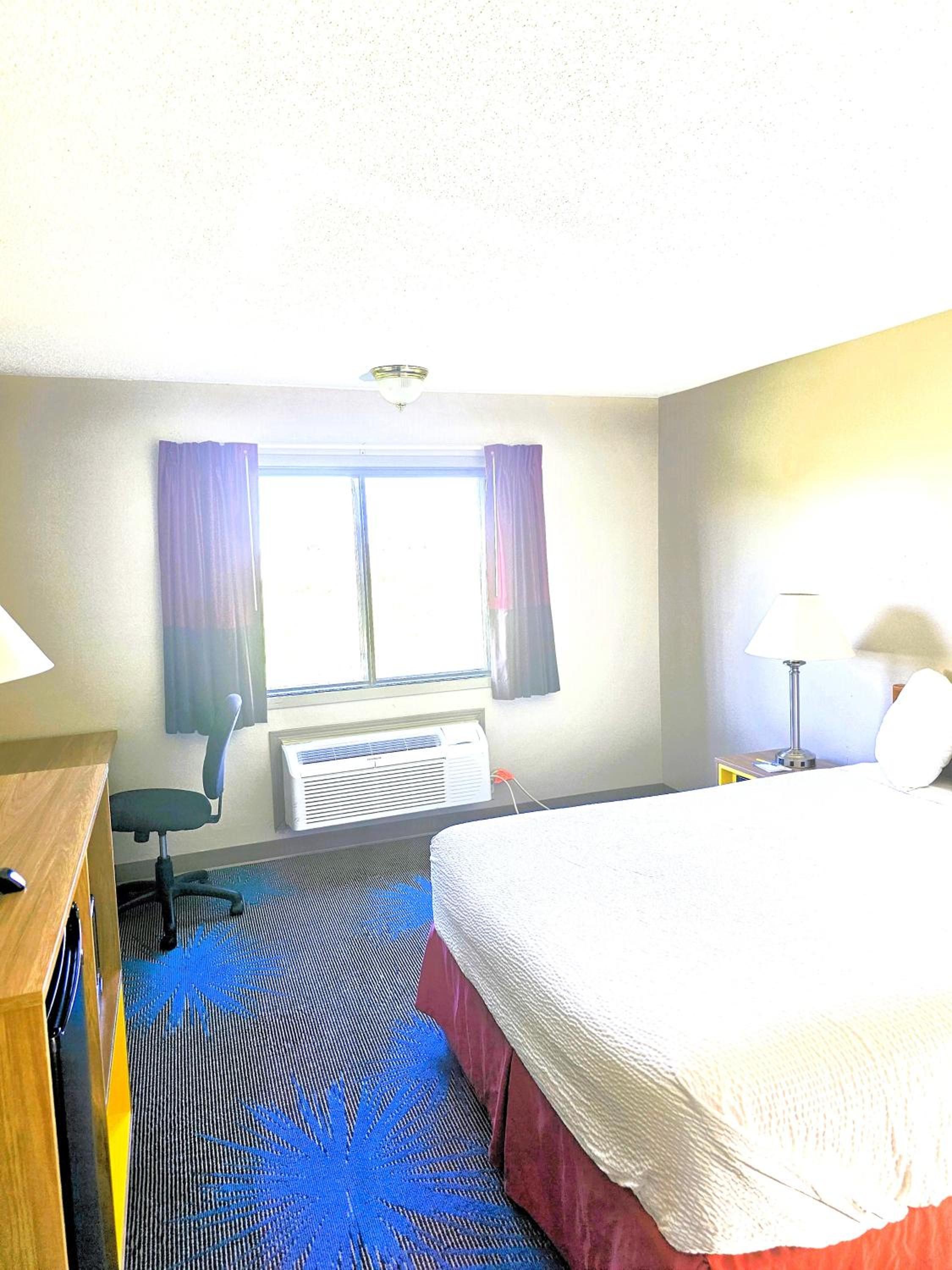 Queen Room - Disability Access - Non-Smoking photo 3