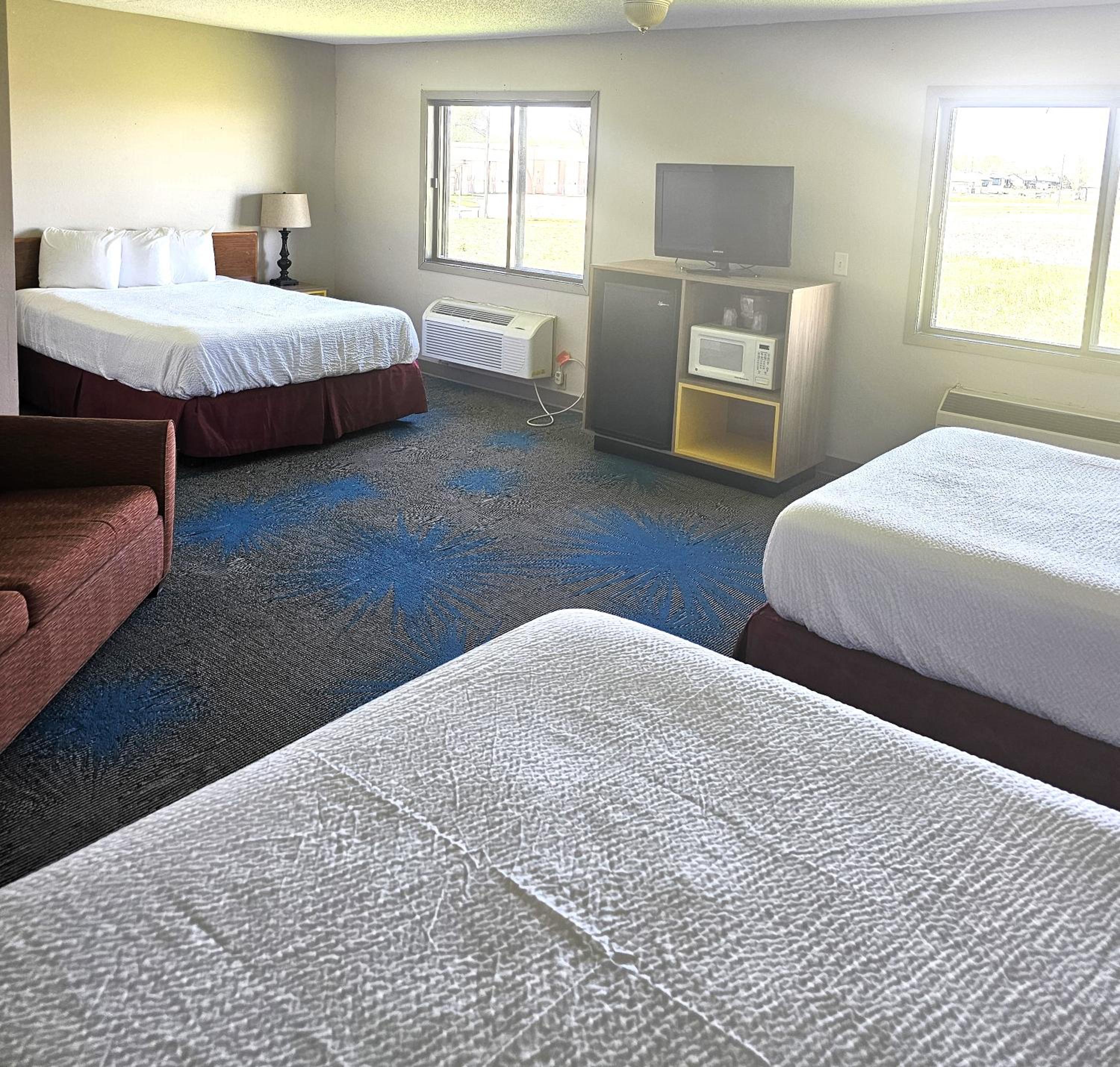 Suite with Three Queen Beds - Non-Smoking photo 3
