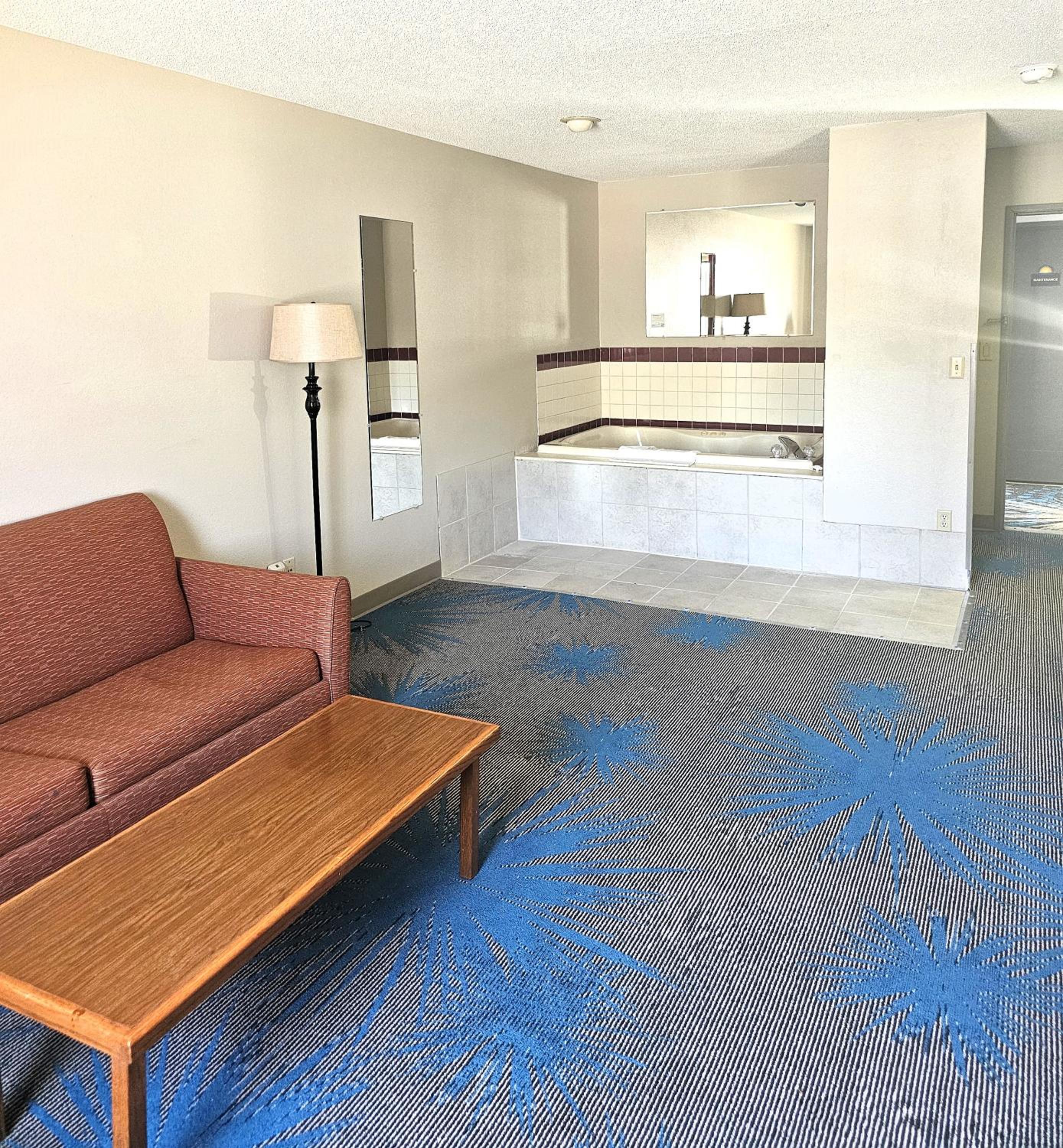 Deluxe Queen Suite with Two Queen Beds - Non-Smoking photo 3