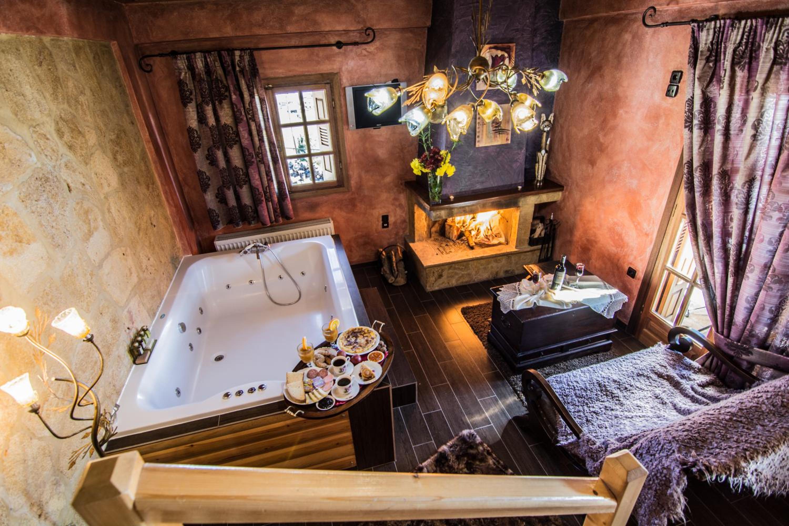 Suite with Hot Tub - Split Level photo 3