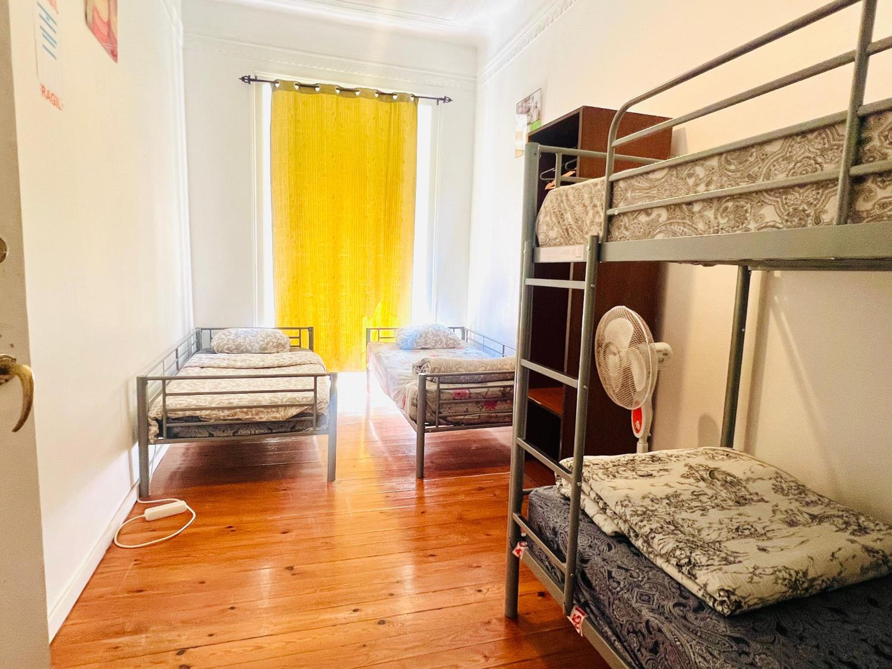 Quadruple Room with Balcony - Photo 4