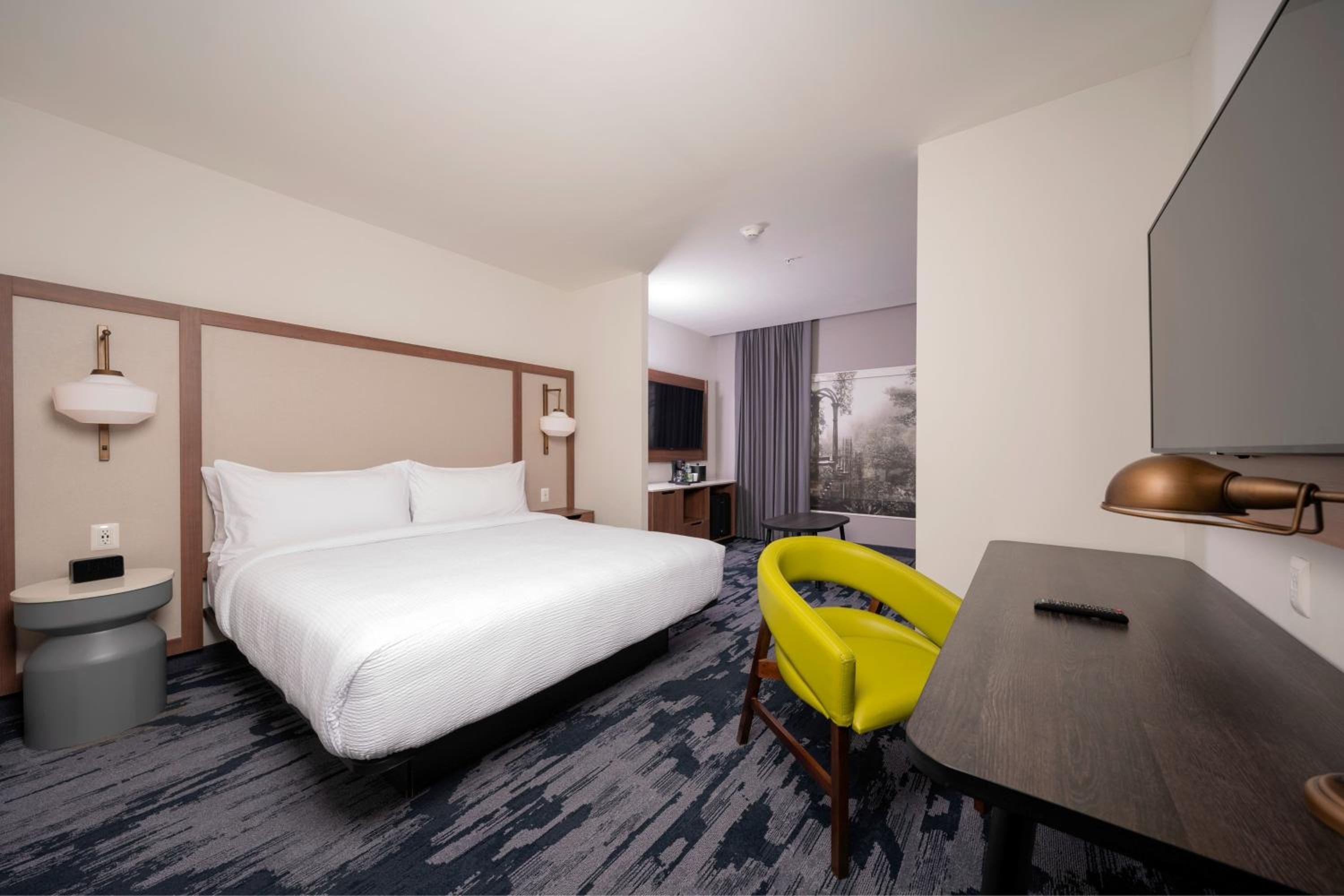 Deluxe King Room with Non-Private Sofa Bed photo 3