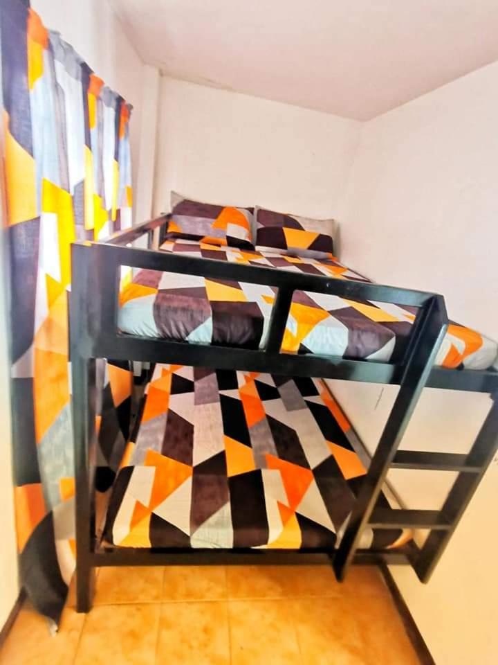 Five-Bedroom House photo 3