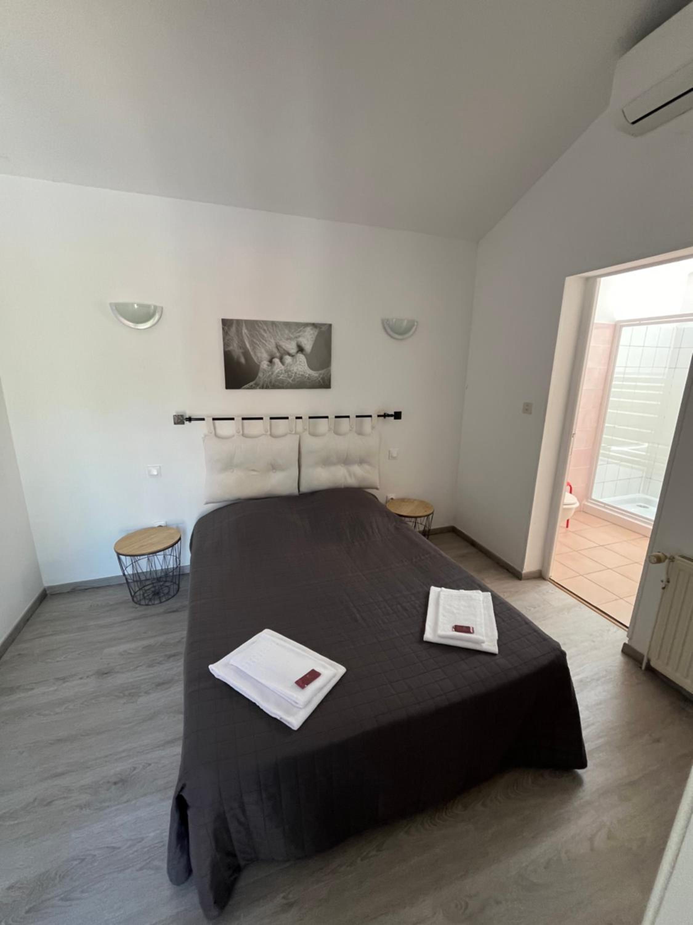 Double Room with Pool View - Photo 4