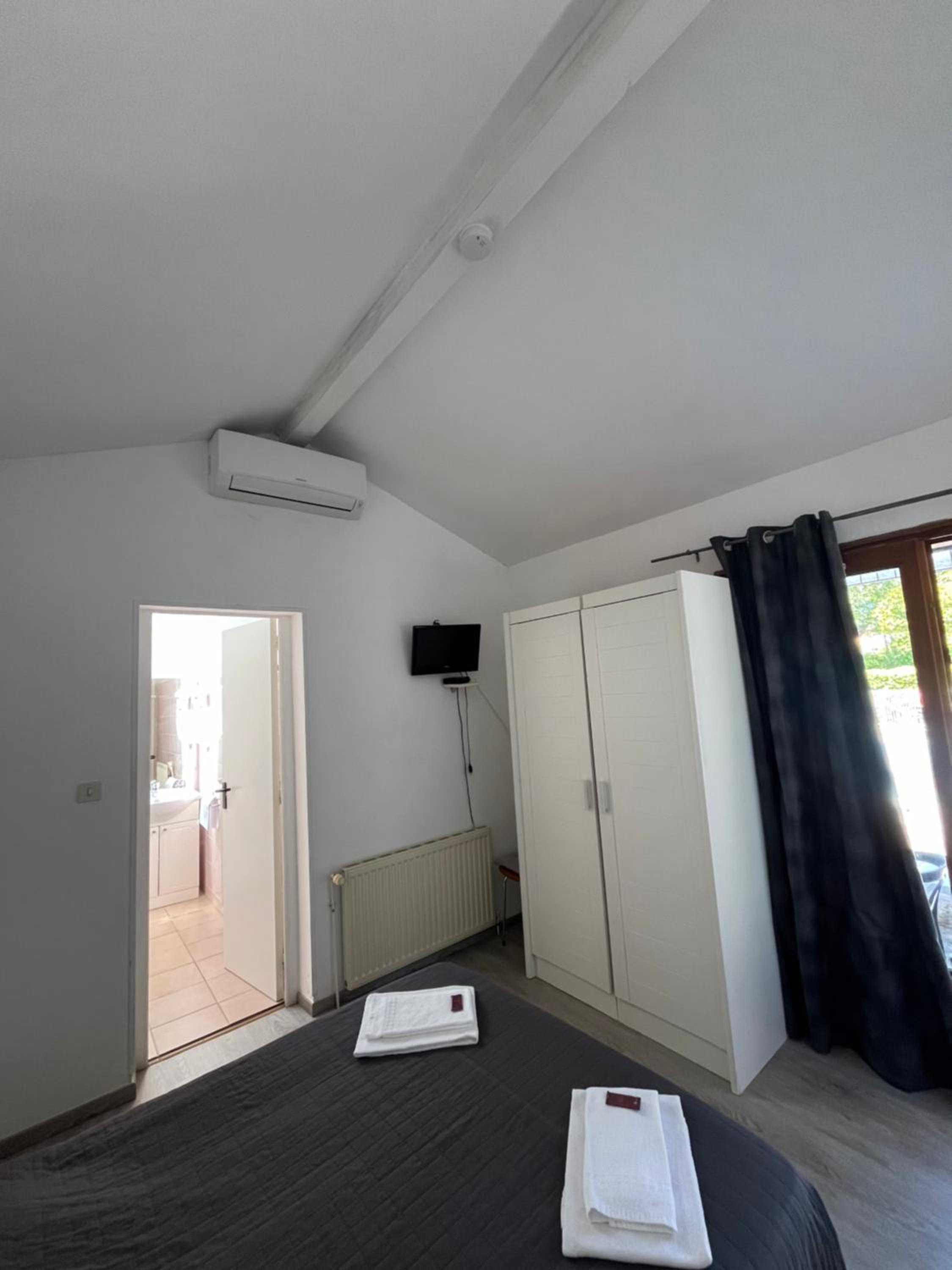 Double Room with Pool View - Photo 5