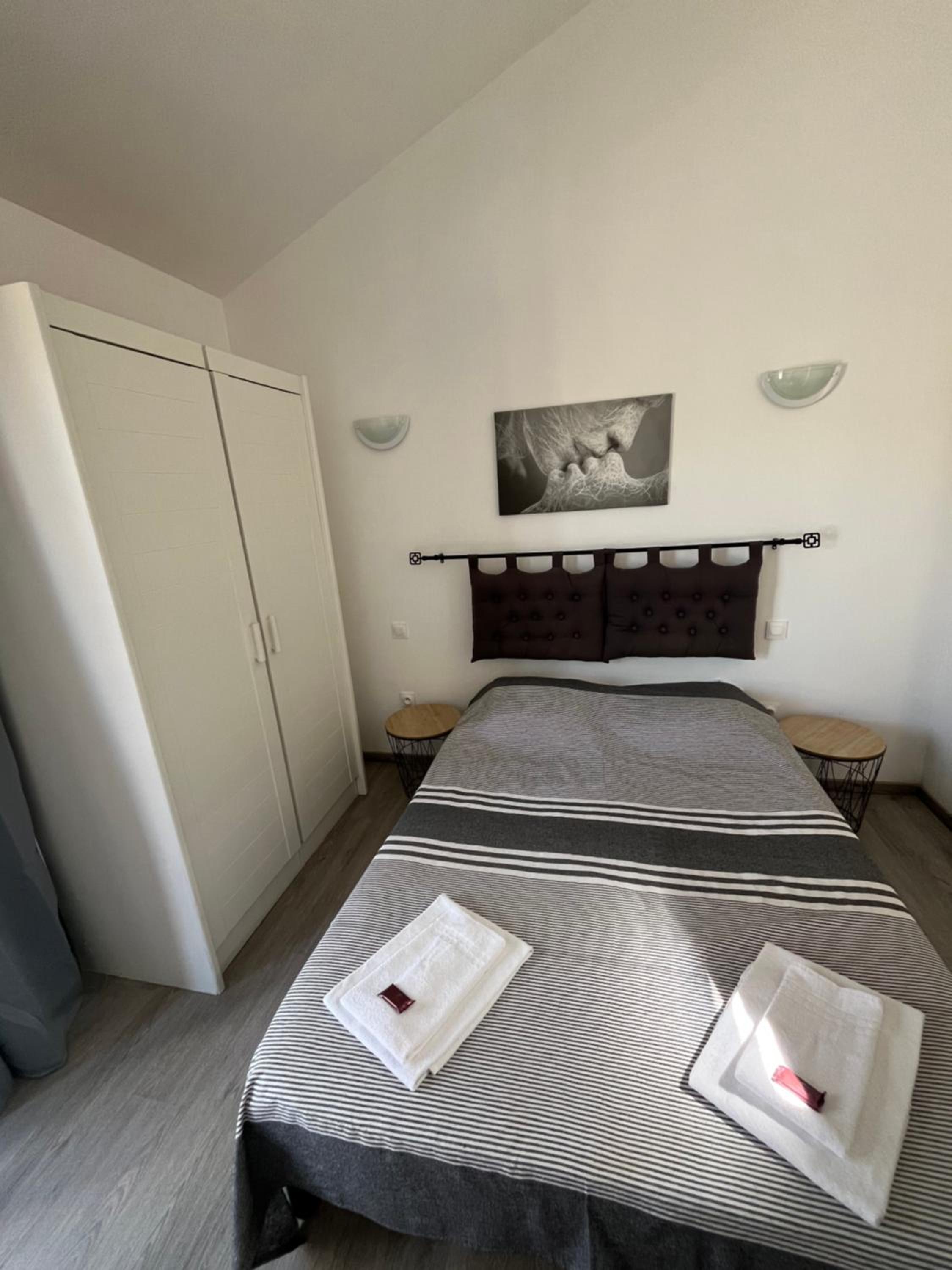 Double Room with Pool View - Photo 2