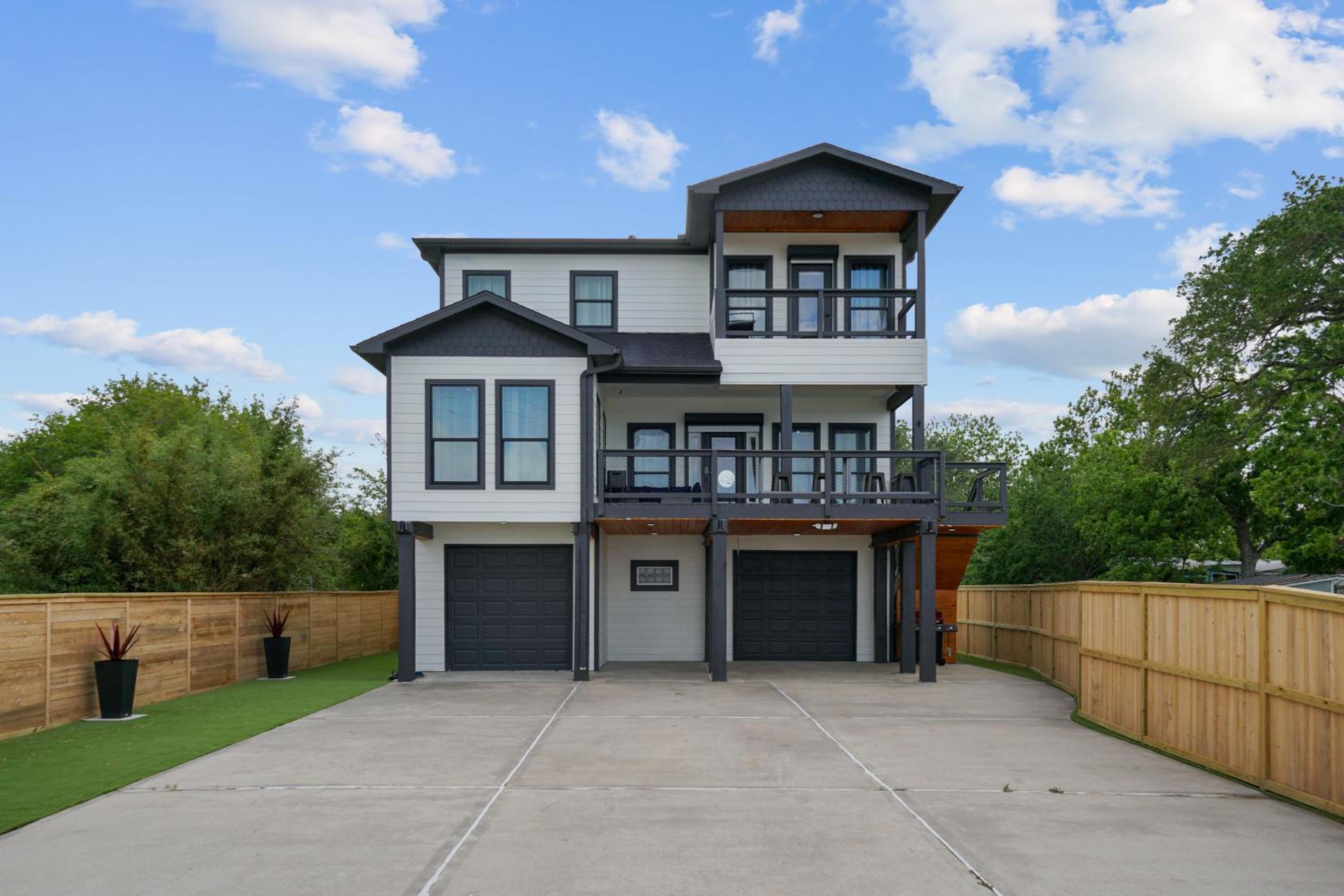 Five-Bedroom House photo 2