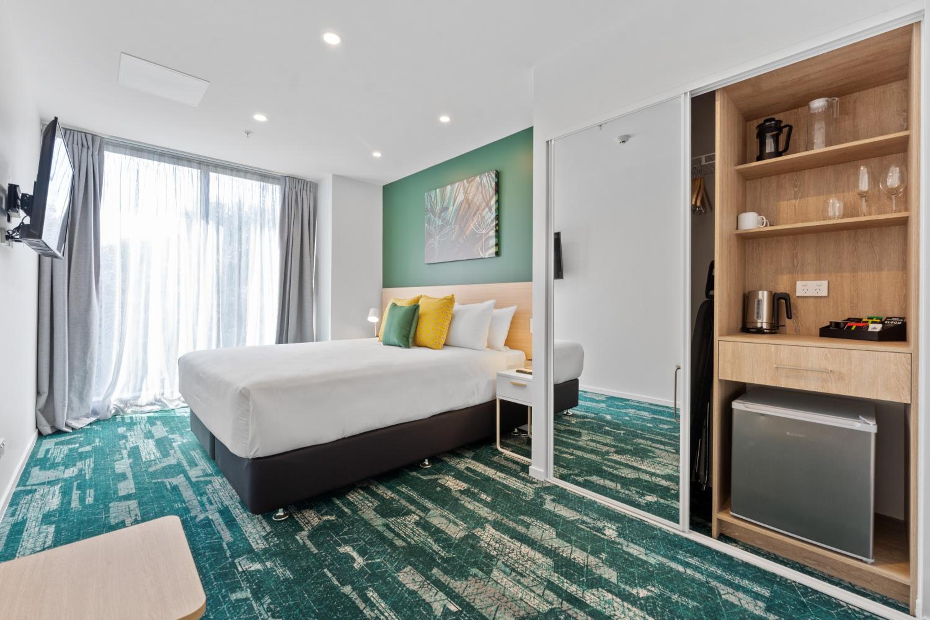 Hotel Room - Photo 1