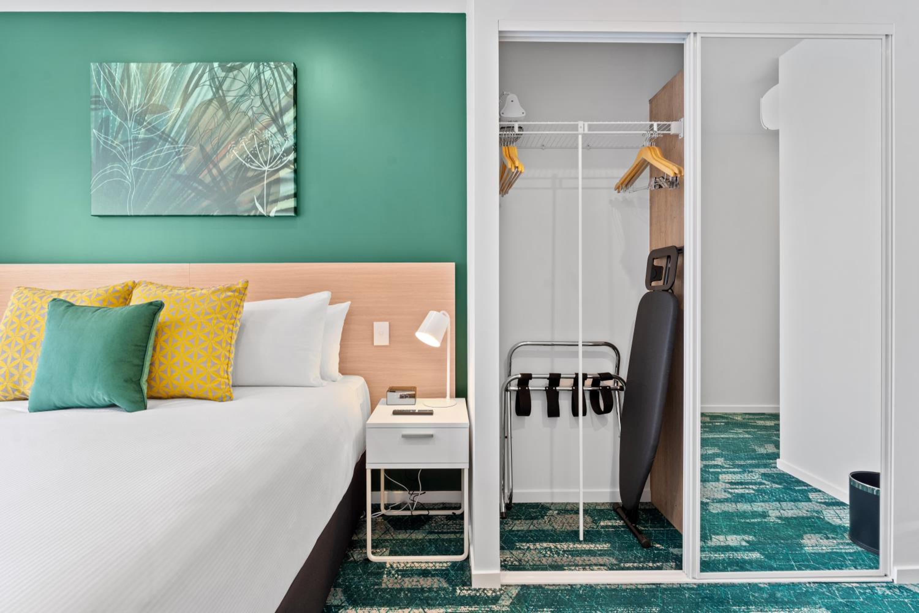 Hotel Room - Photo 2
