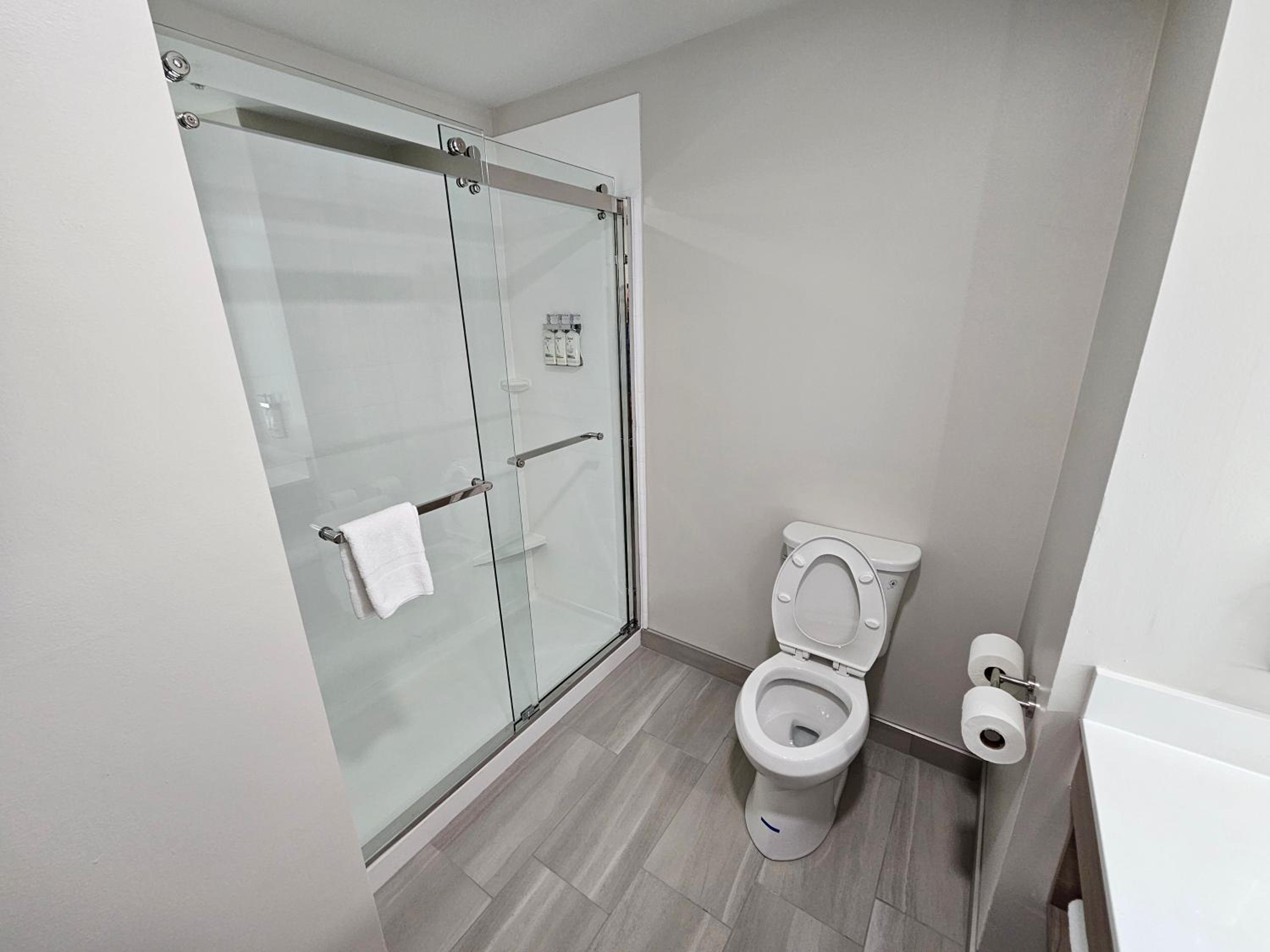 Standard King Room - Photo 11