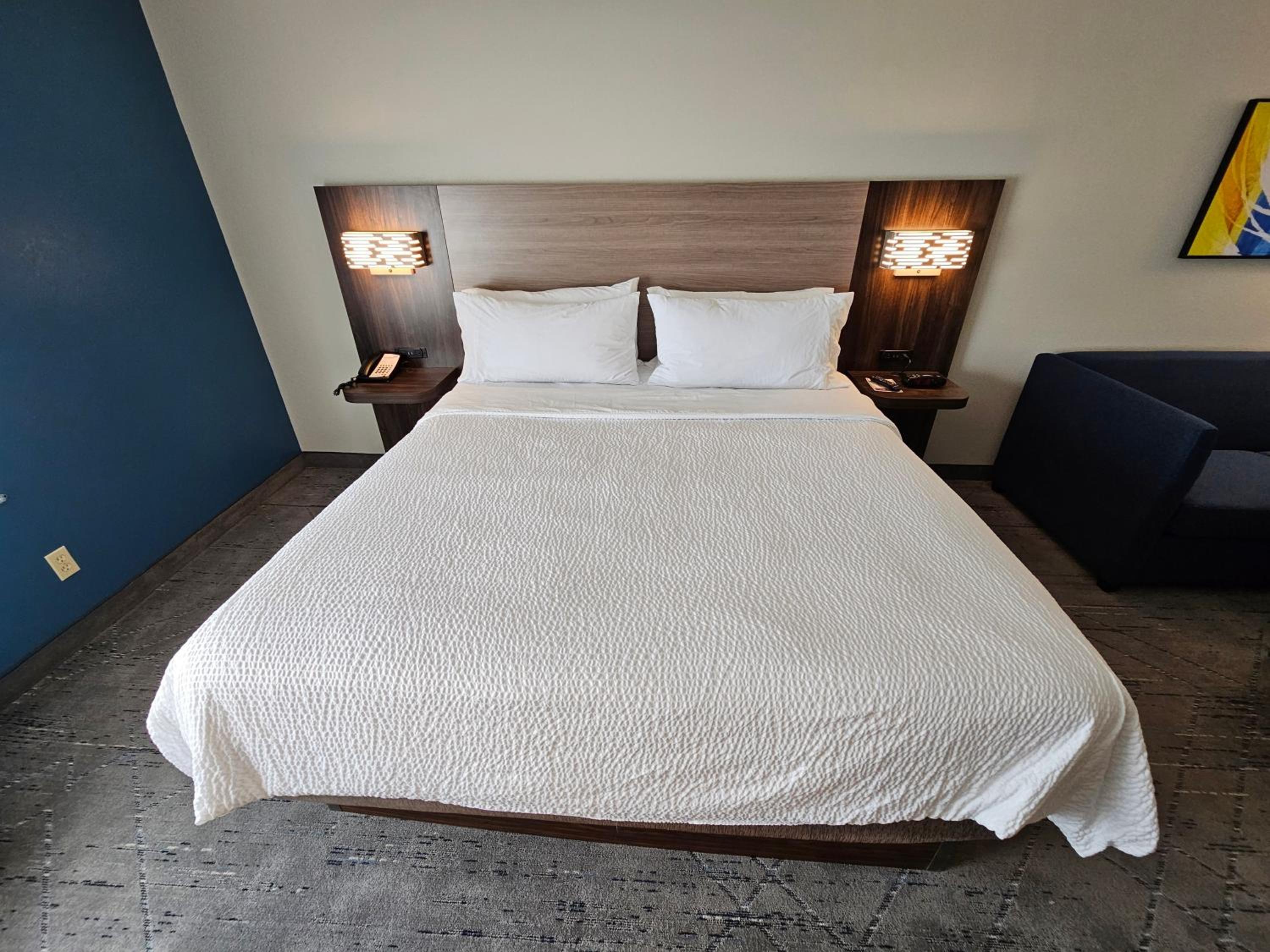 Deluxe King Room - Non-Smoking - Photo 3