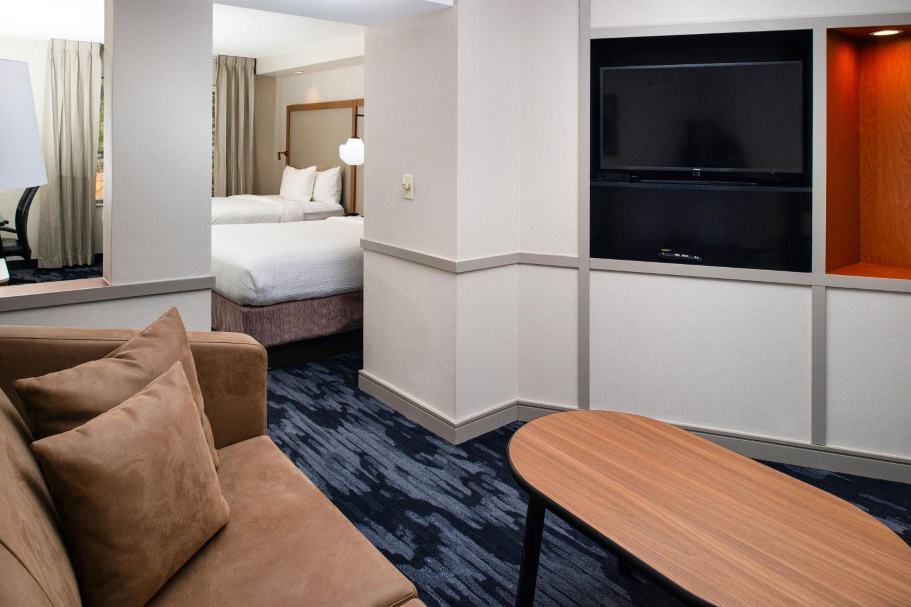 Queen Suite with Two Queen Beds and Sofa Bed - Photo 2