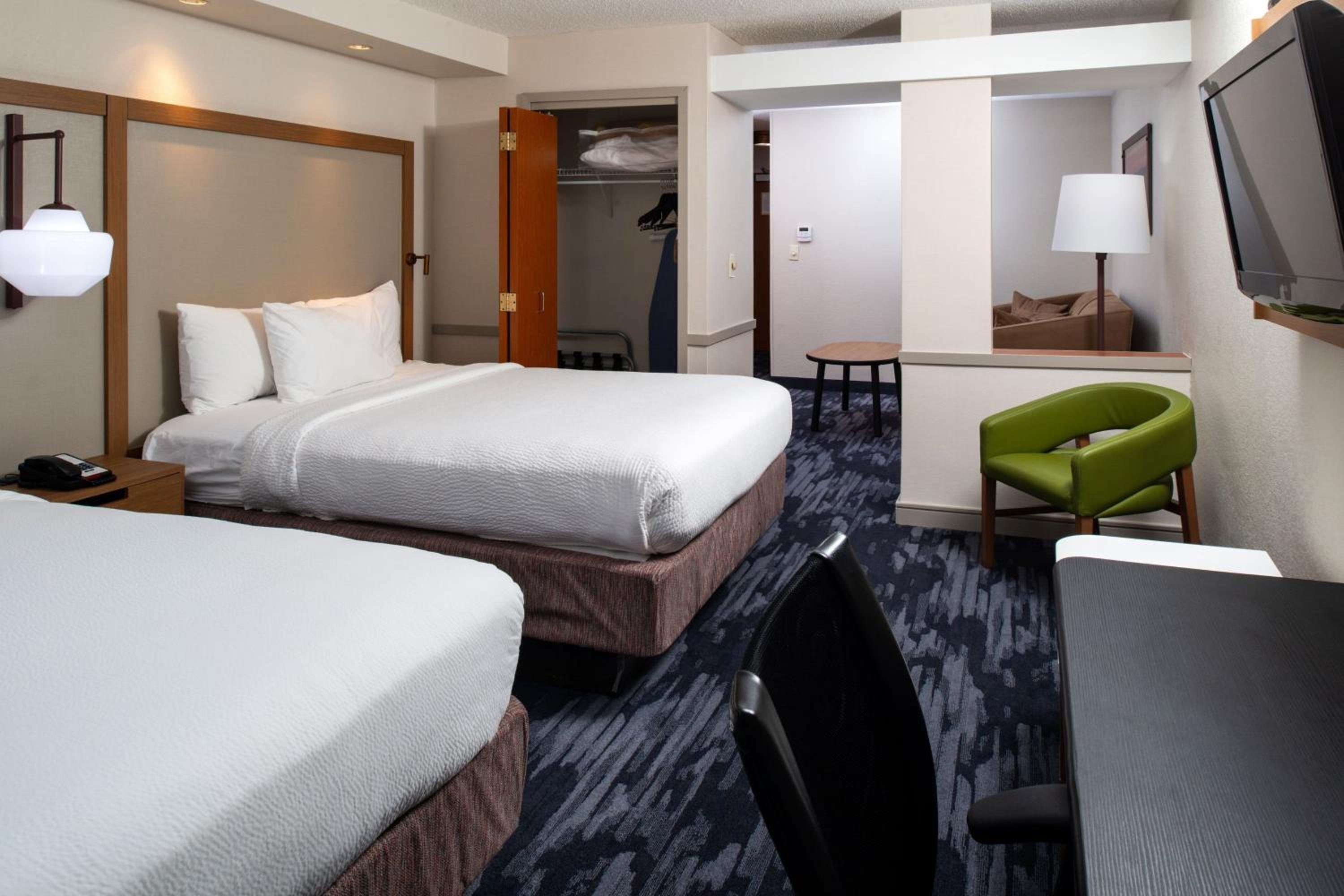 Queen Suite with Two Queen Beds and Sofa Bed - Photo 4
