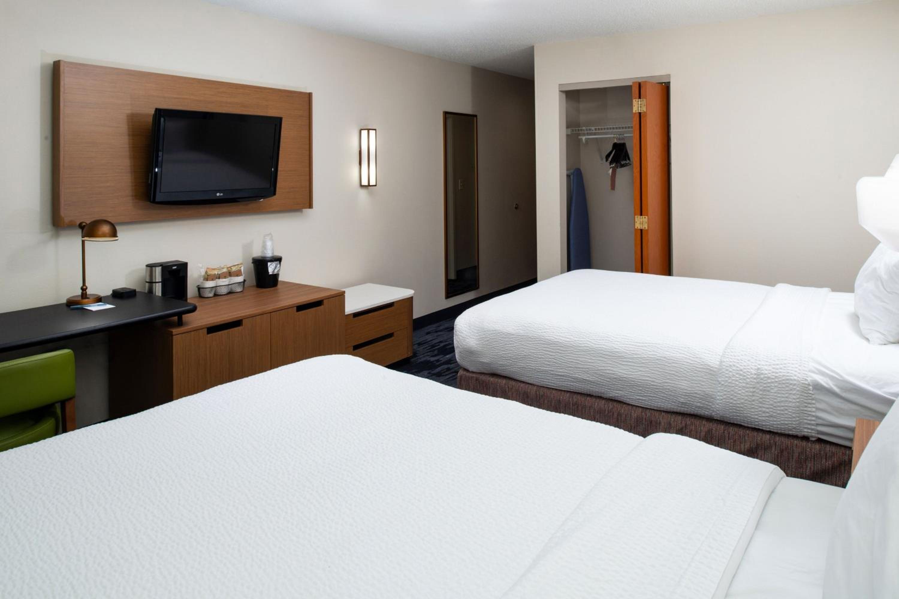Queen Room with Two Queen Beds and Adapted Tub - Mobility and Hearing Accessible - Photo 4