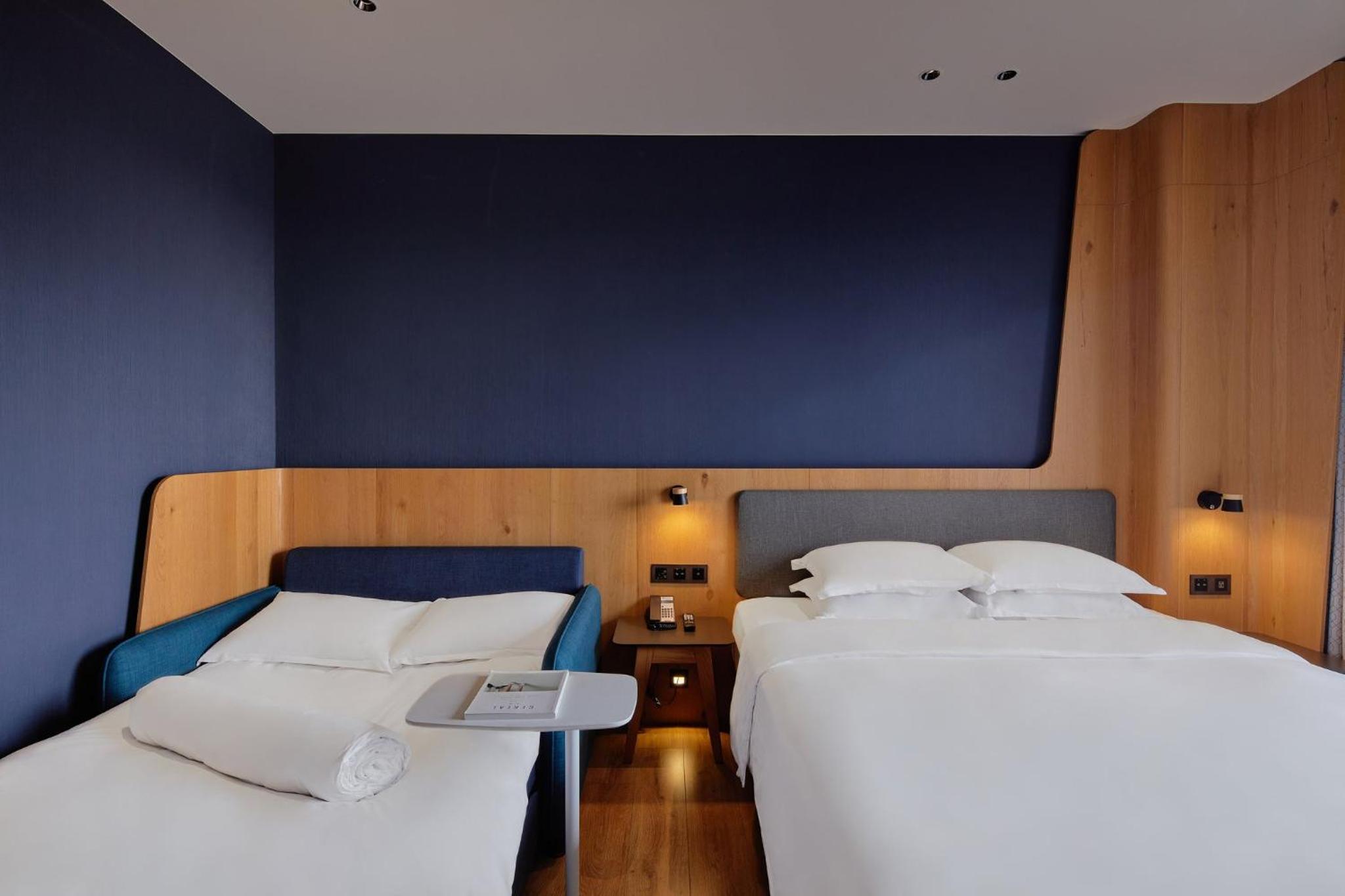 Standard Room with Two Queen Beds - Photo 3