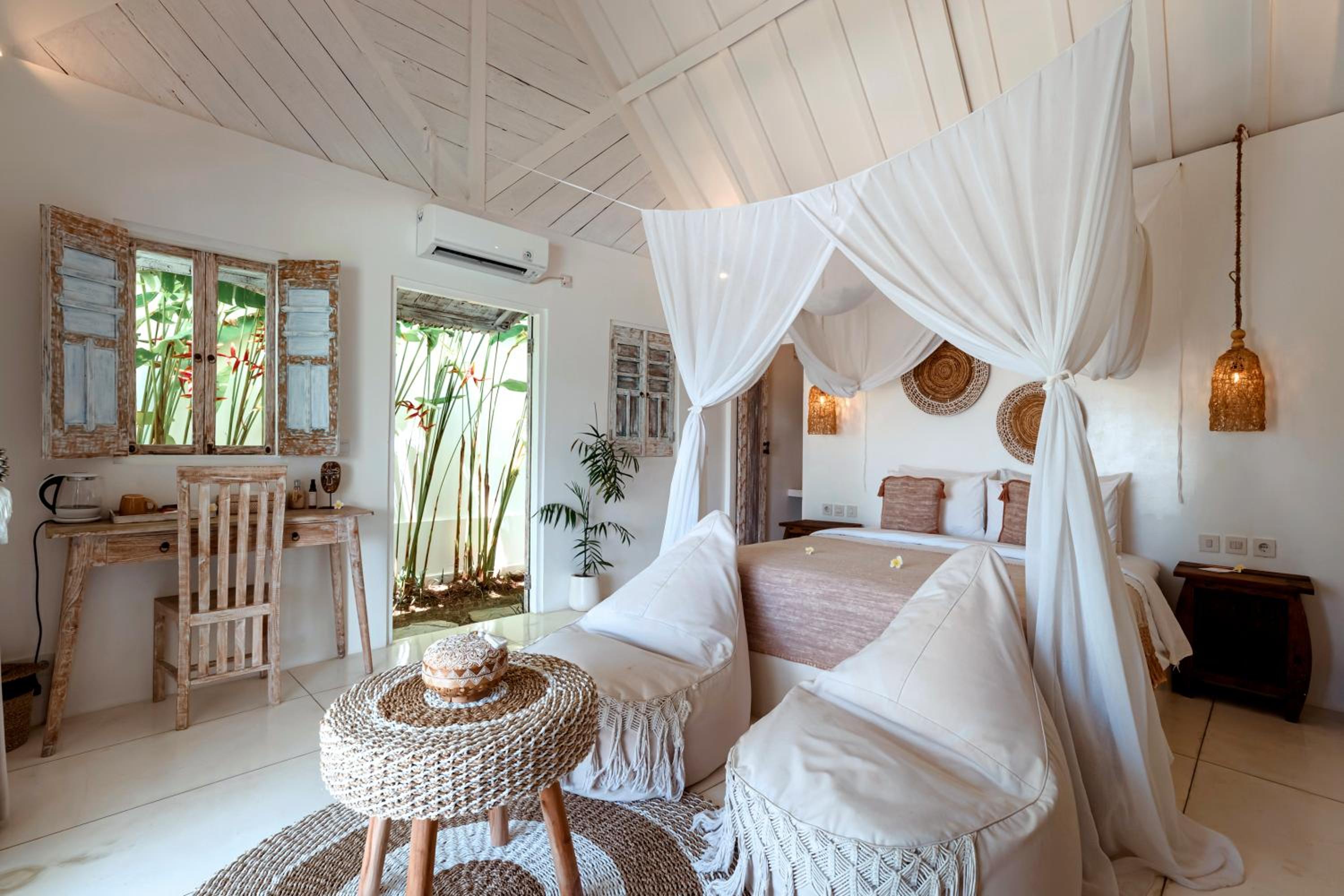 Junior Suite with Pool View - Photo 1